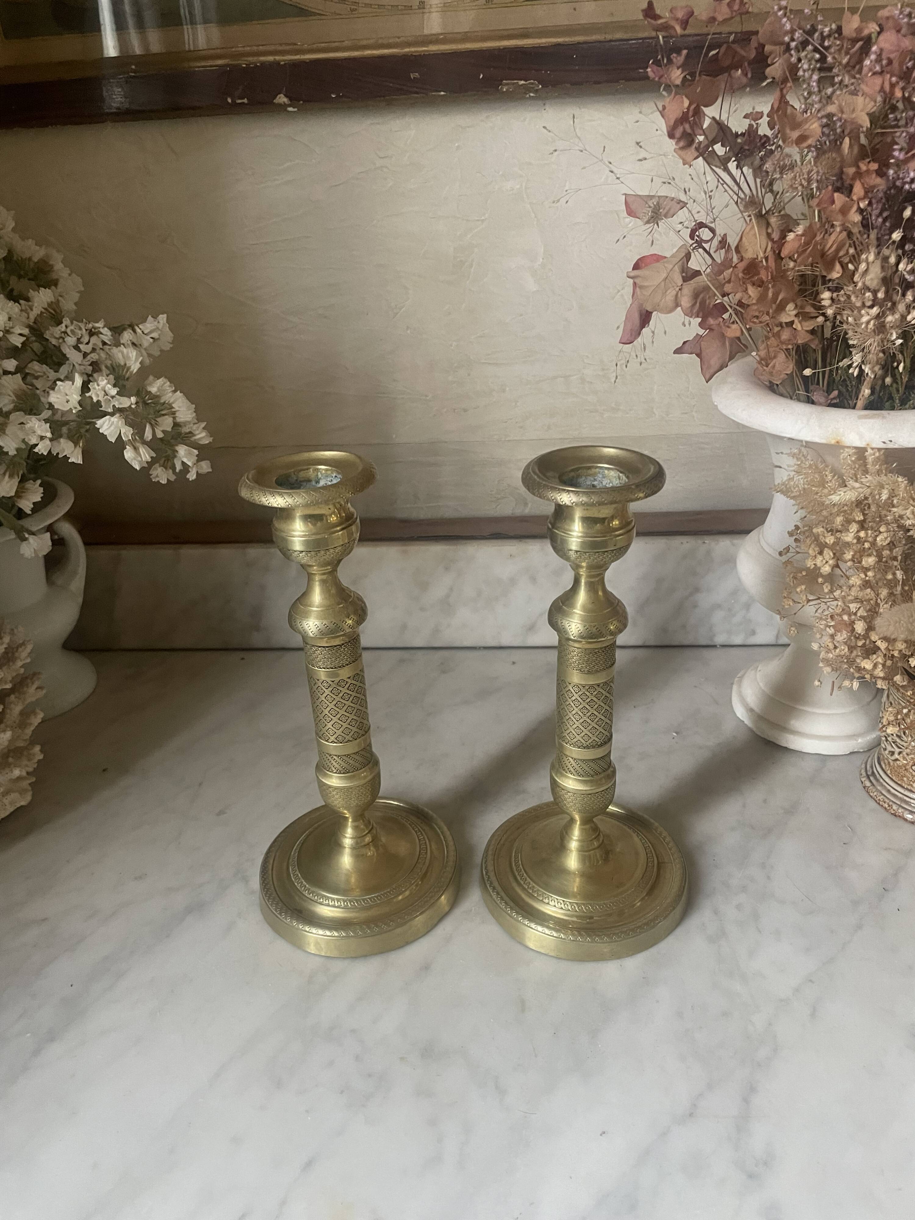 Pair of chiselled brass candlesticks from the 19th century.