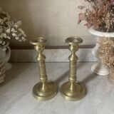 Pair of chiselled brass candlesticks from the 19th century.