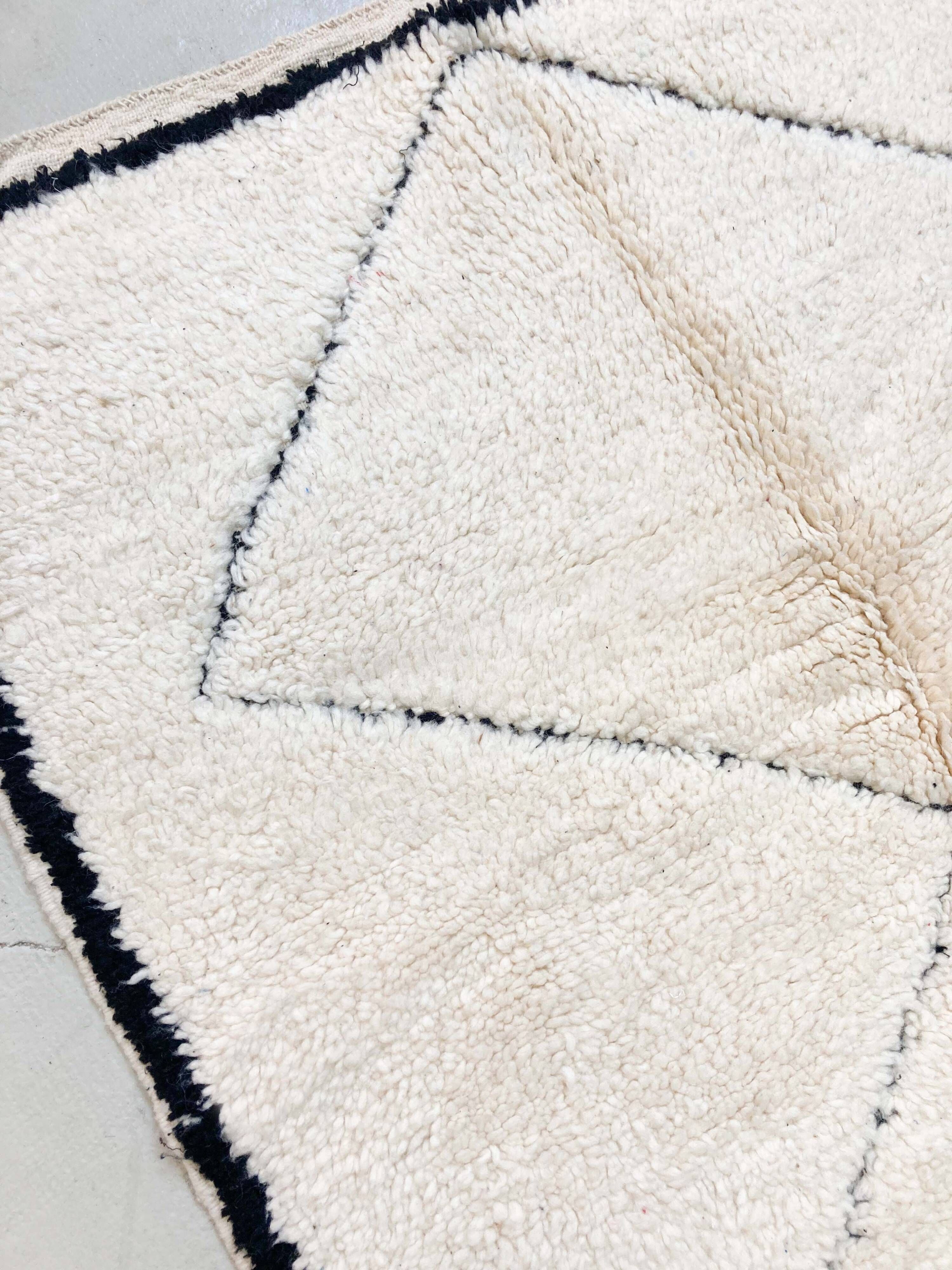 Beni Ouarain Moroccan Berber carpet with diamonds engraved in the weft 2.18x1.21m