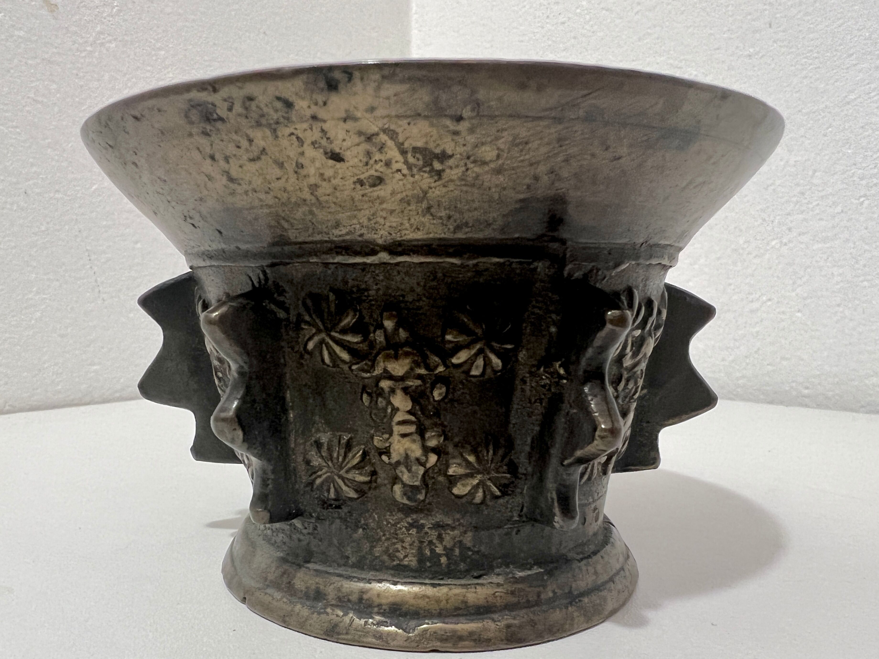 Mortar and pestle fins bronze seventeenth