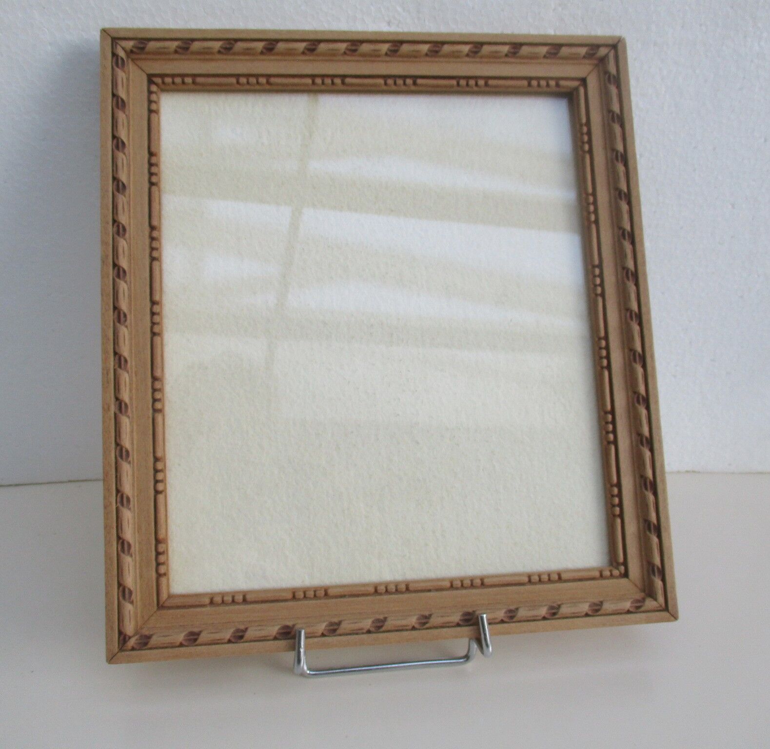 Cadre ancien bois clair, sculpté, vitré,pour sujet 204 x 234 mm
