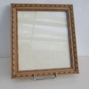 Cadre ancien bois clair, sculpté, vitré,pour sujet 204 x 234 mm
