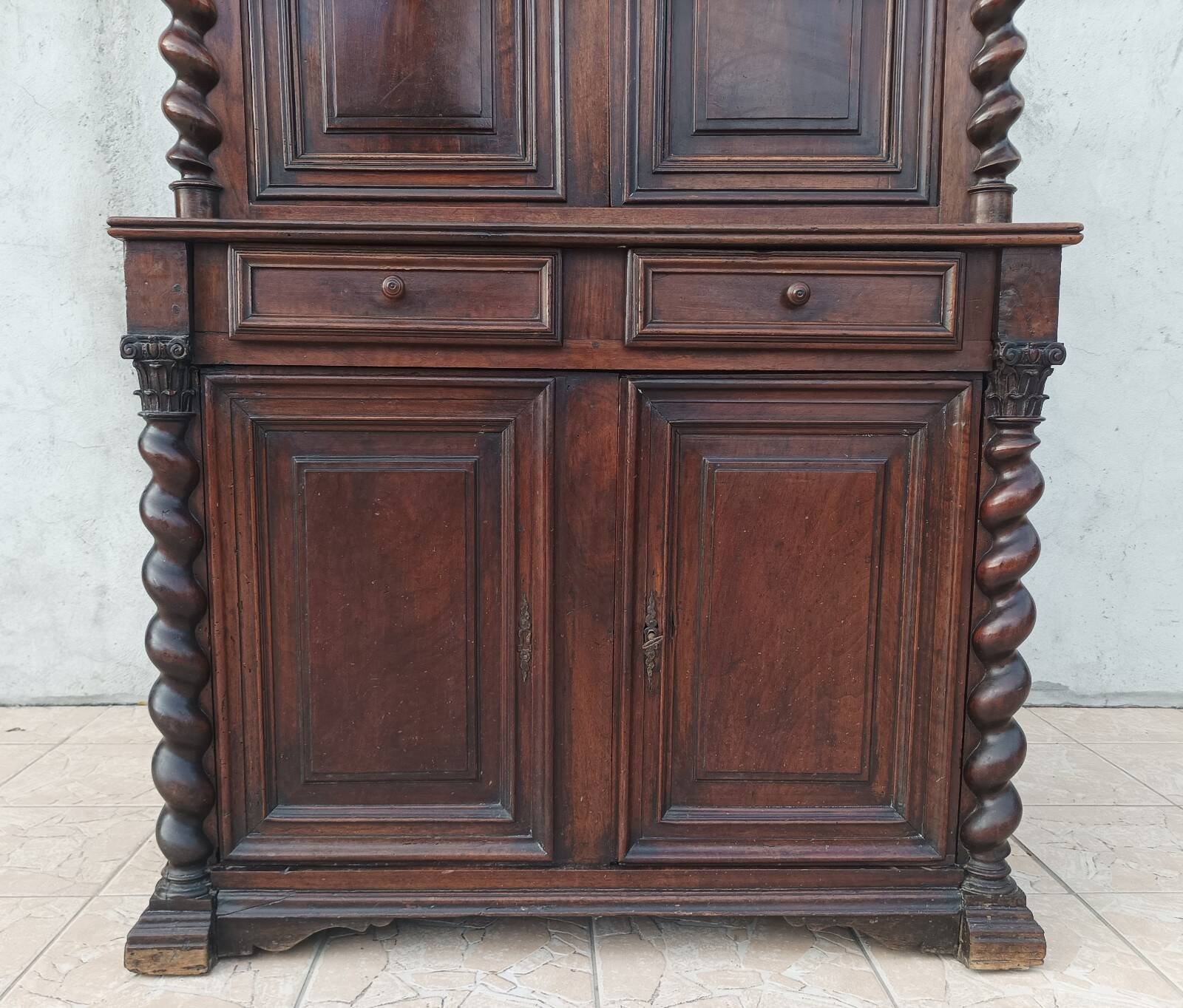 Buffet with 2 bodies Louis XIII in walnut, 19th century.