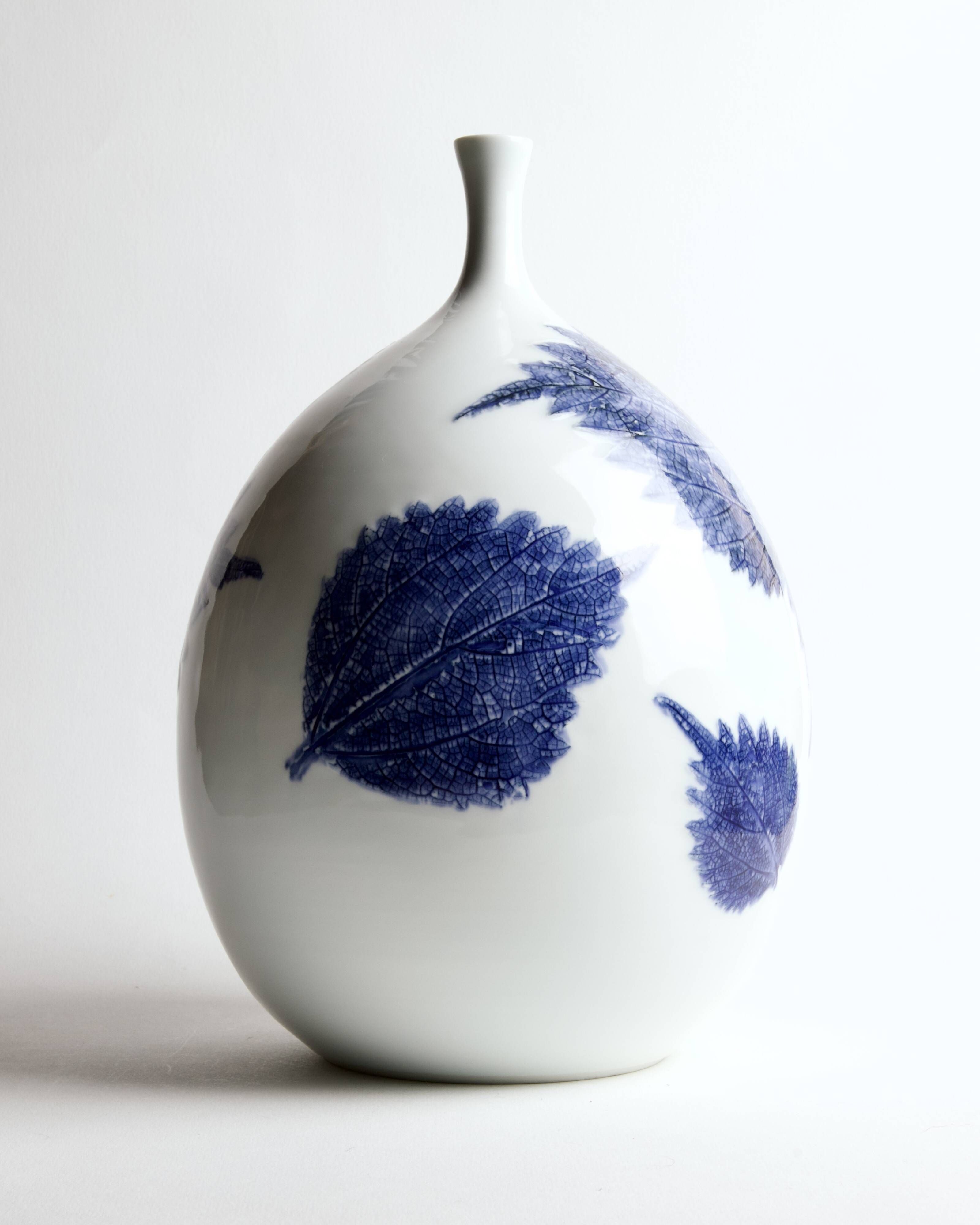 Porcelain vase by Fujii Shumei: Summer breeze in the foliage