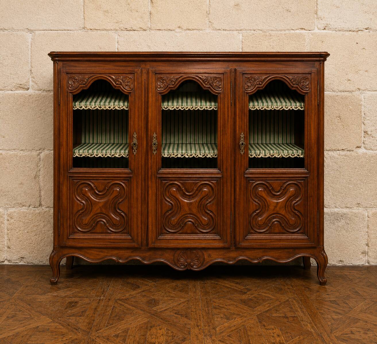 Bibliothèque vitrine en noyer de style Louis XV