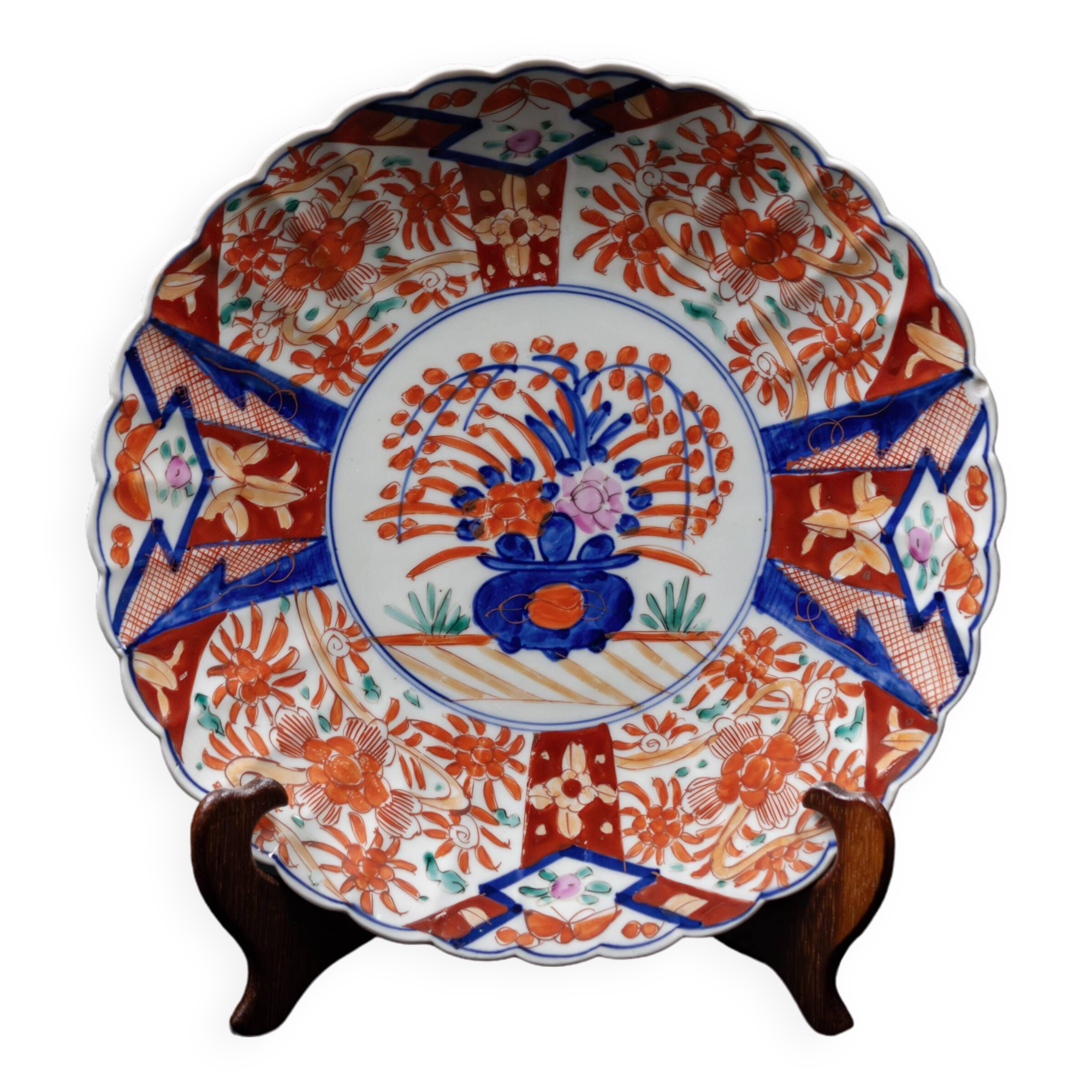 Japanese Imari porcelain dish with radiant decoration and scalloped edges