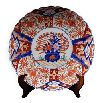 Japanese Imari porcelain dish with radiant decoration and scalloped edges
