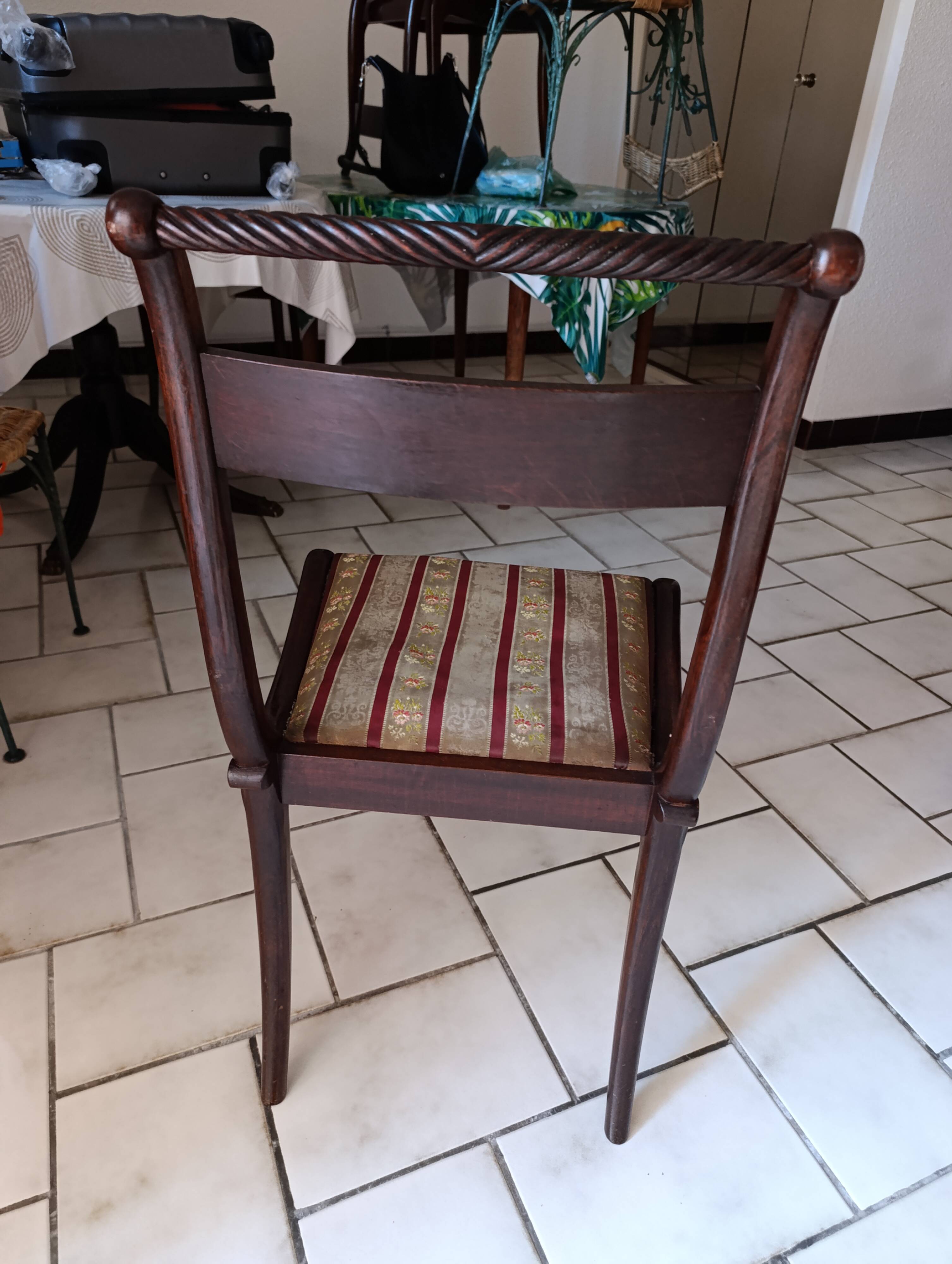Table and chairs made of mahogany wood.