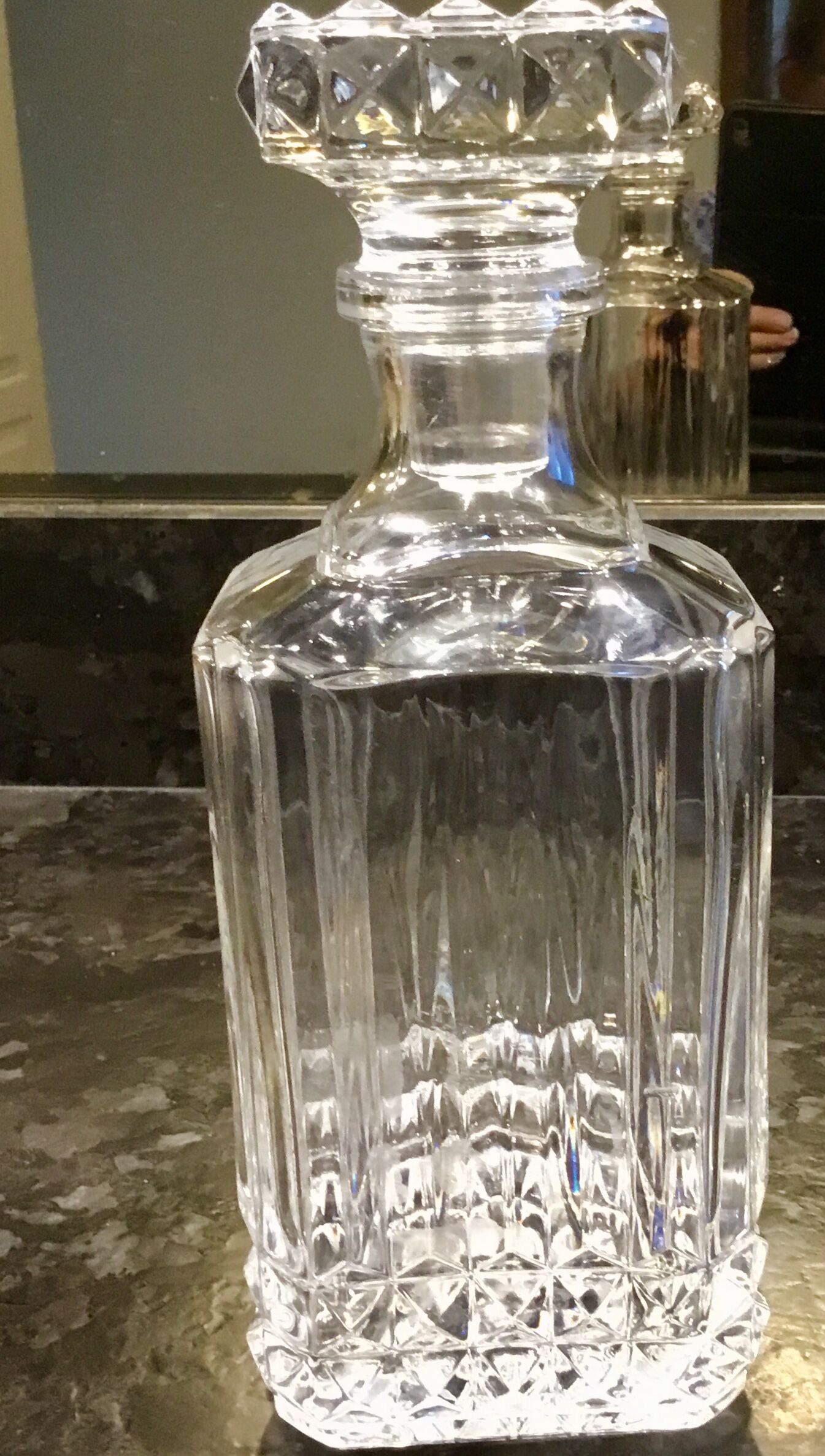 Chiseled crystal carafe with cork