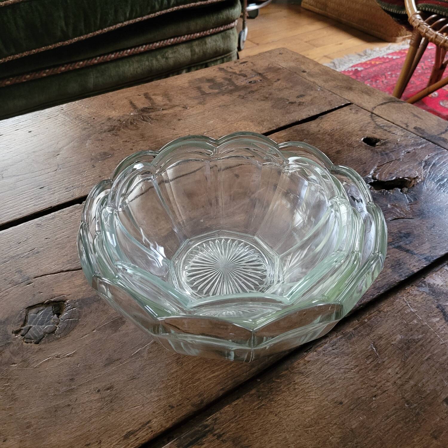 Trio of molded glass salad bowls – floral shape Ø 18/20/23 cm