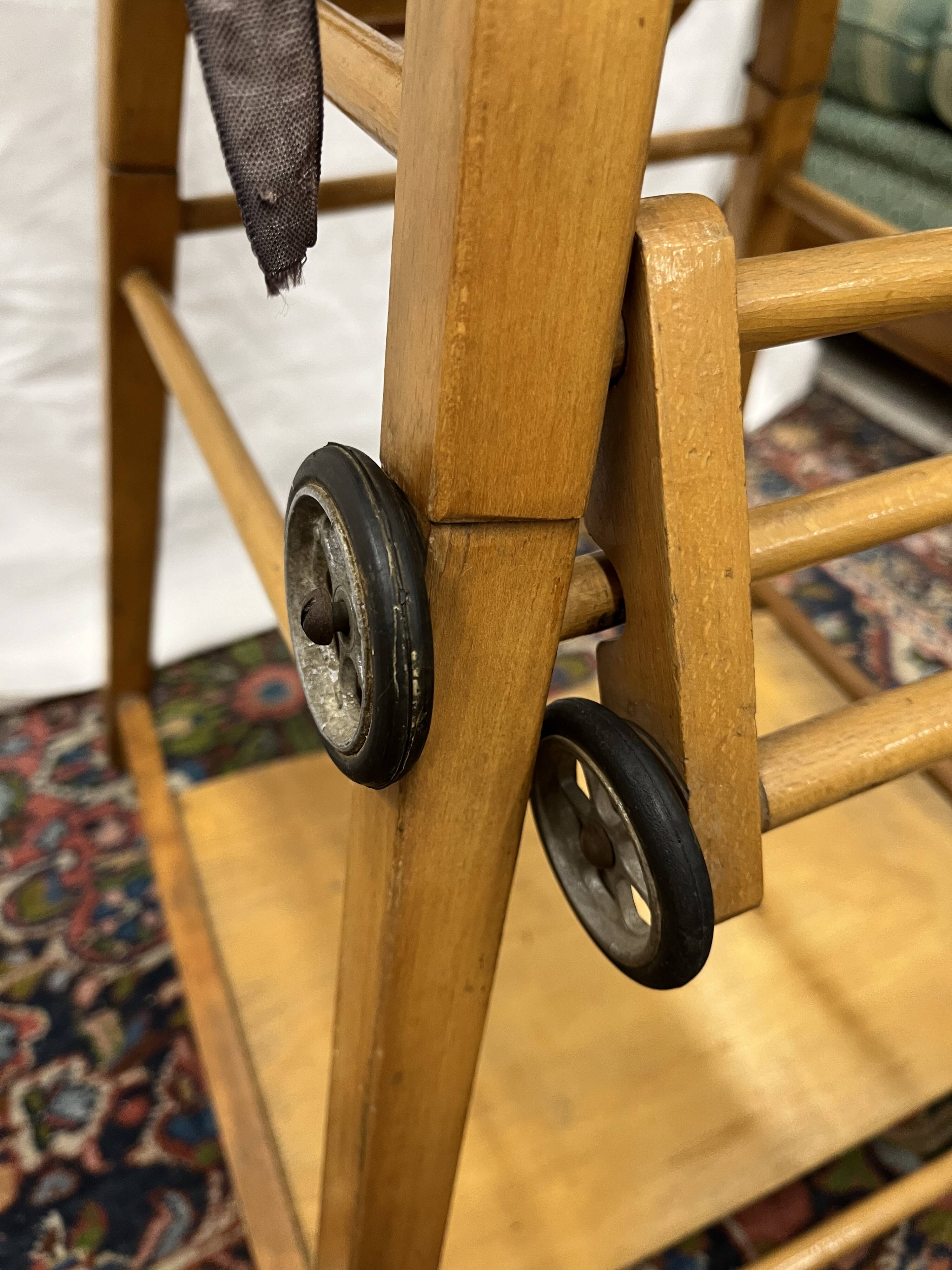 Chaise haute bébé en bois vintage