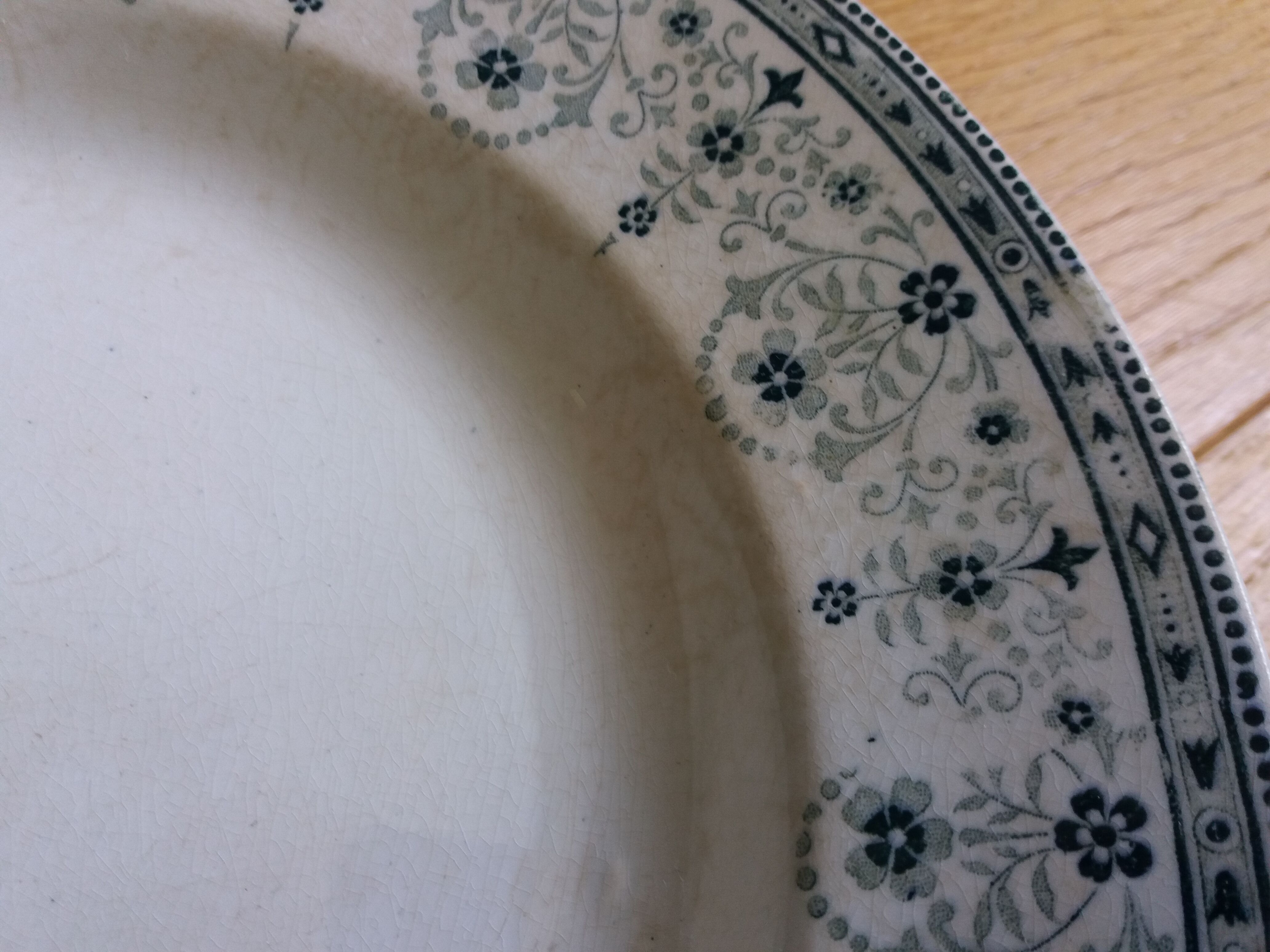 6 mismatched hollow plates Terre de fer