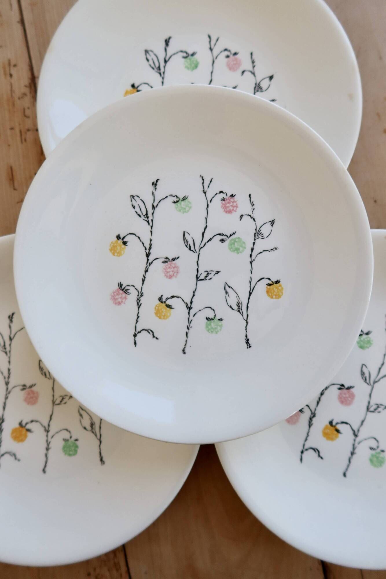 4 vintage flat plates in Gien earthenware, model Marie-Claire.