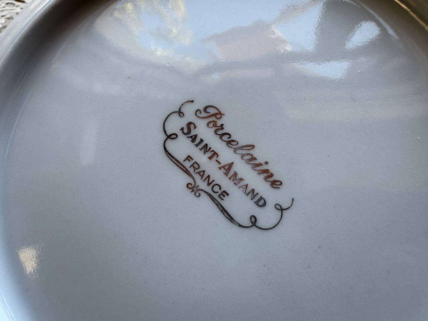 12 Saint-Amand porcelain dessert plates