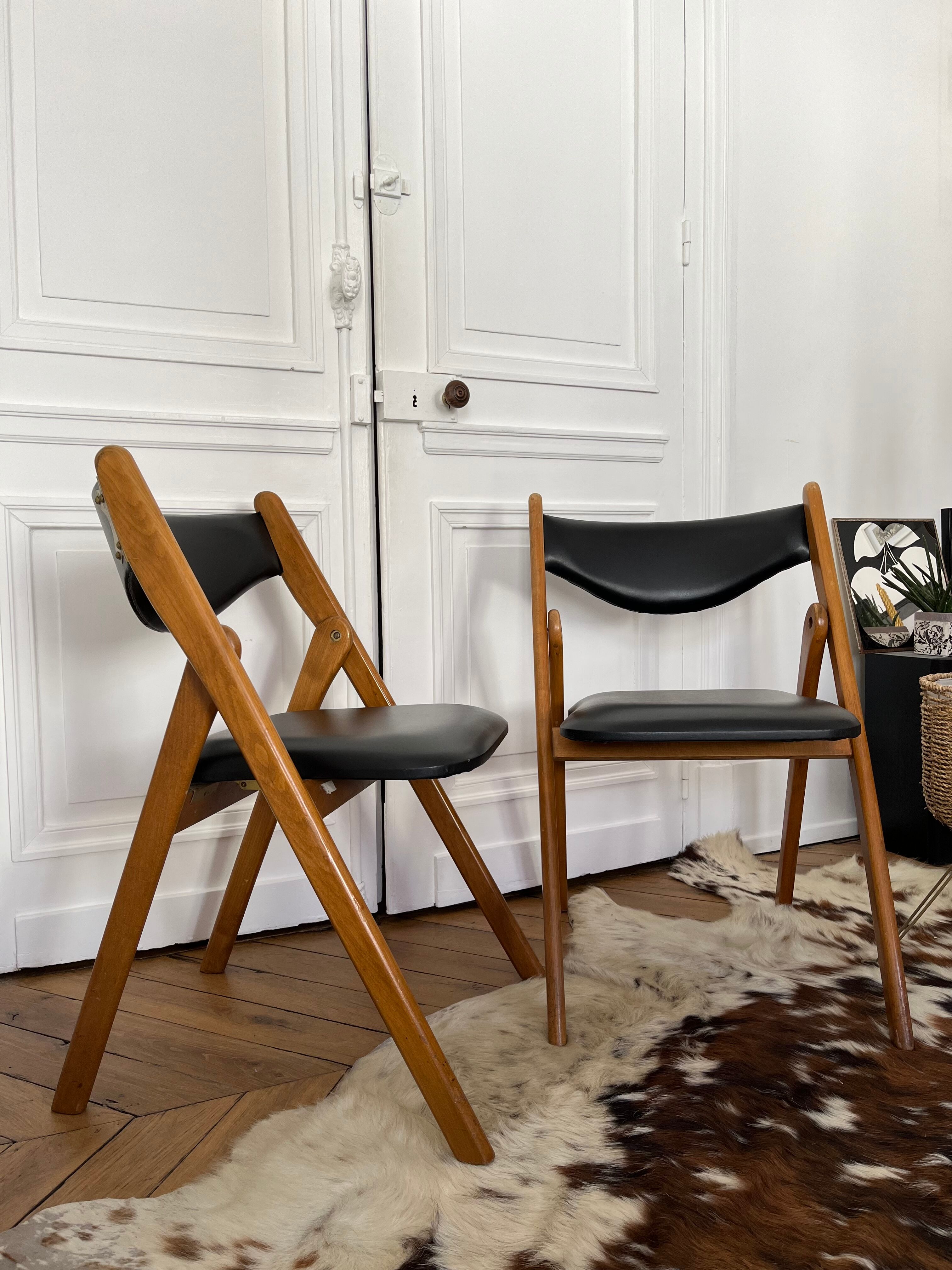 2 folding chairs wood and skaï