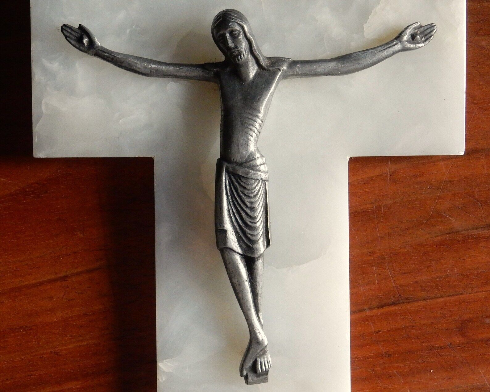 Antique wall crucifix in white onyx