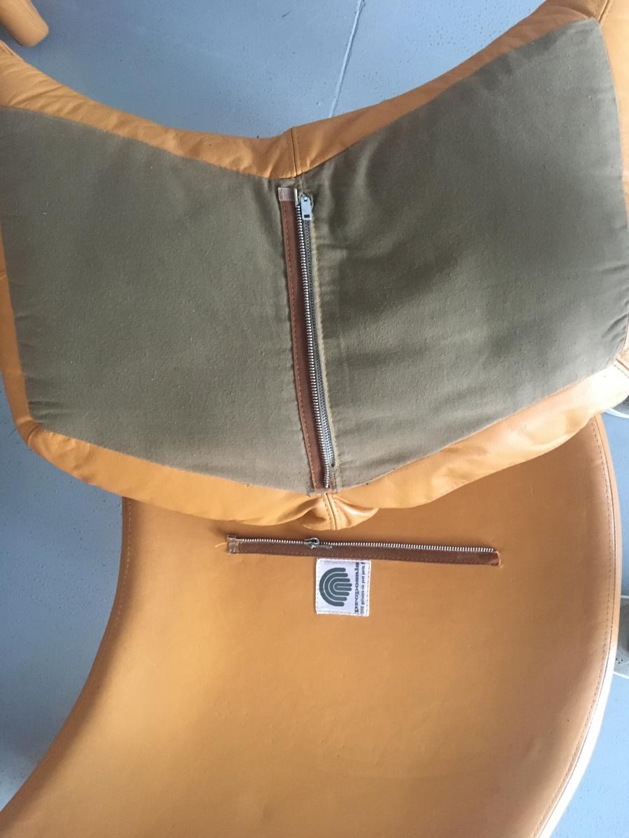 Set of 2 chairs P60 with ottoman by Vittorio Introini for Saporiti 1960