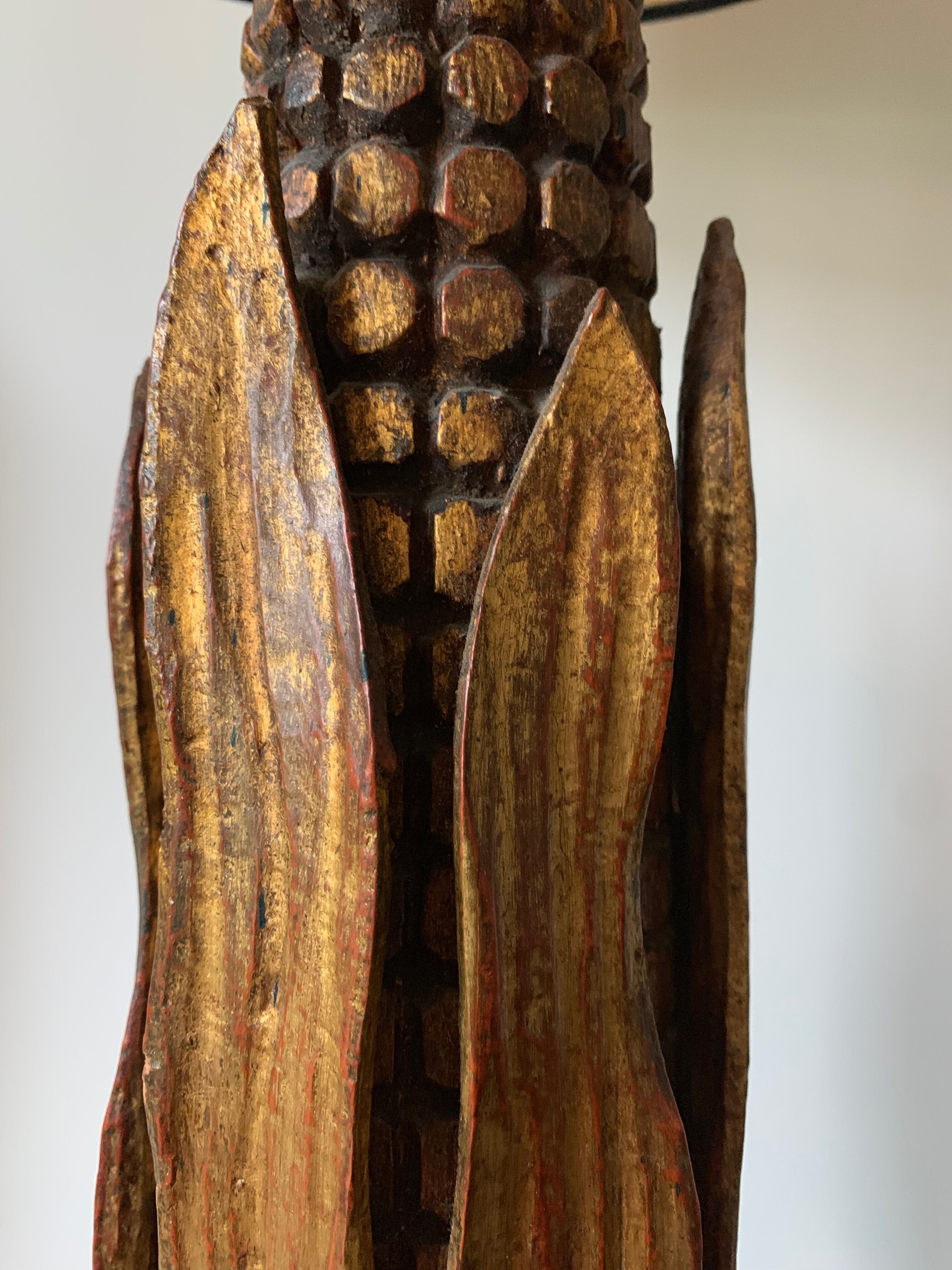 Golden-footed lamp in the shape of a mais