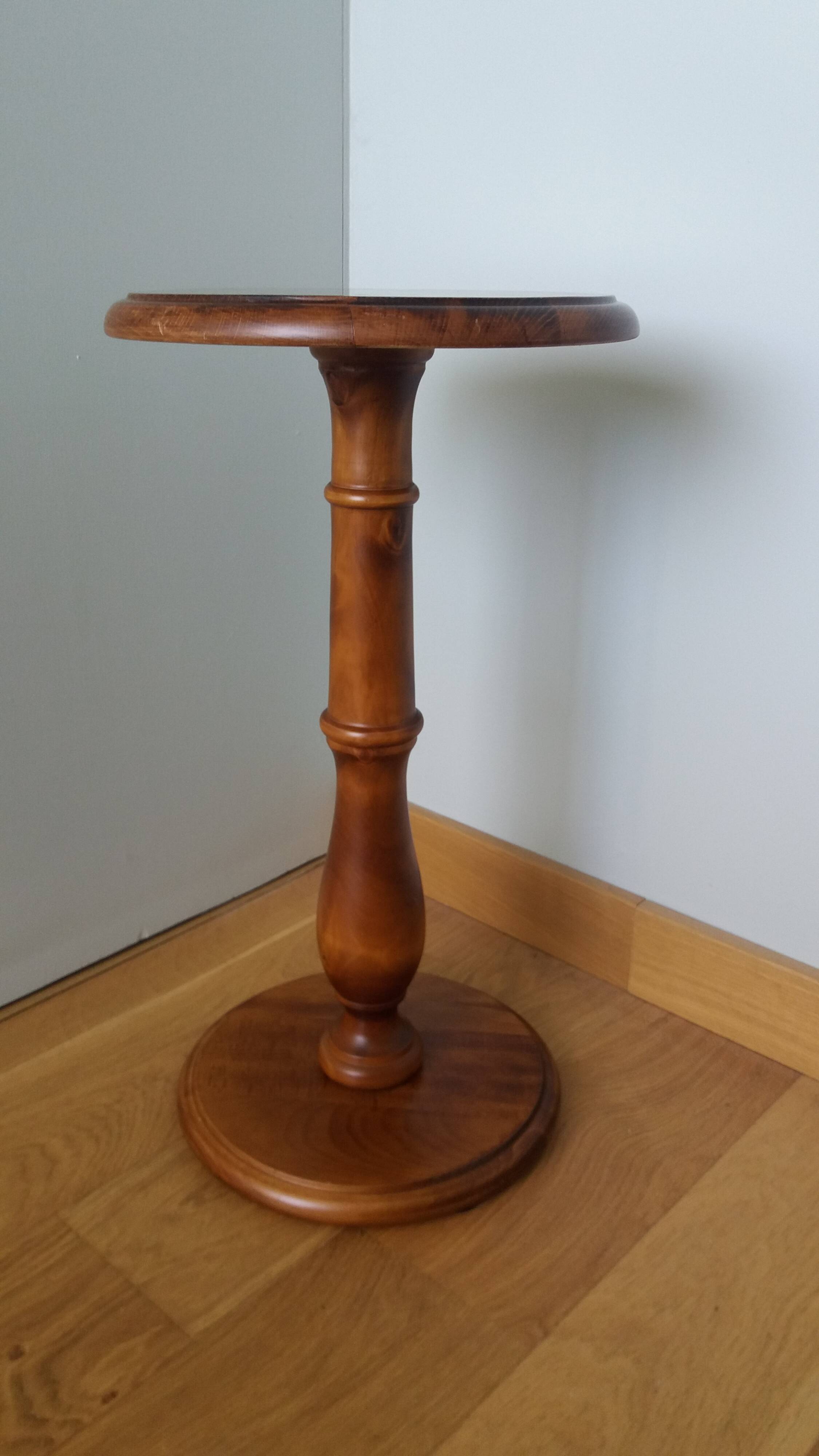 Round pedestal table in solid wood