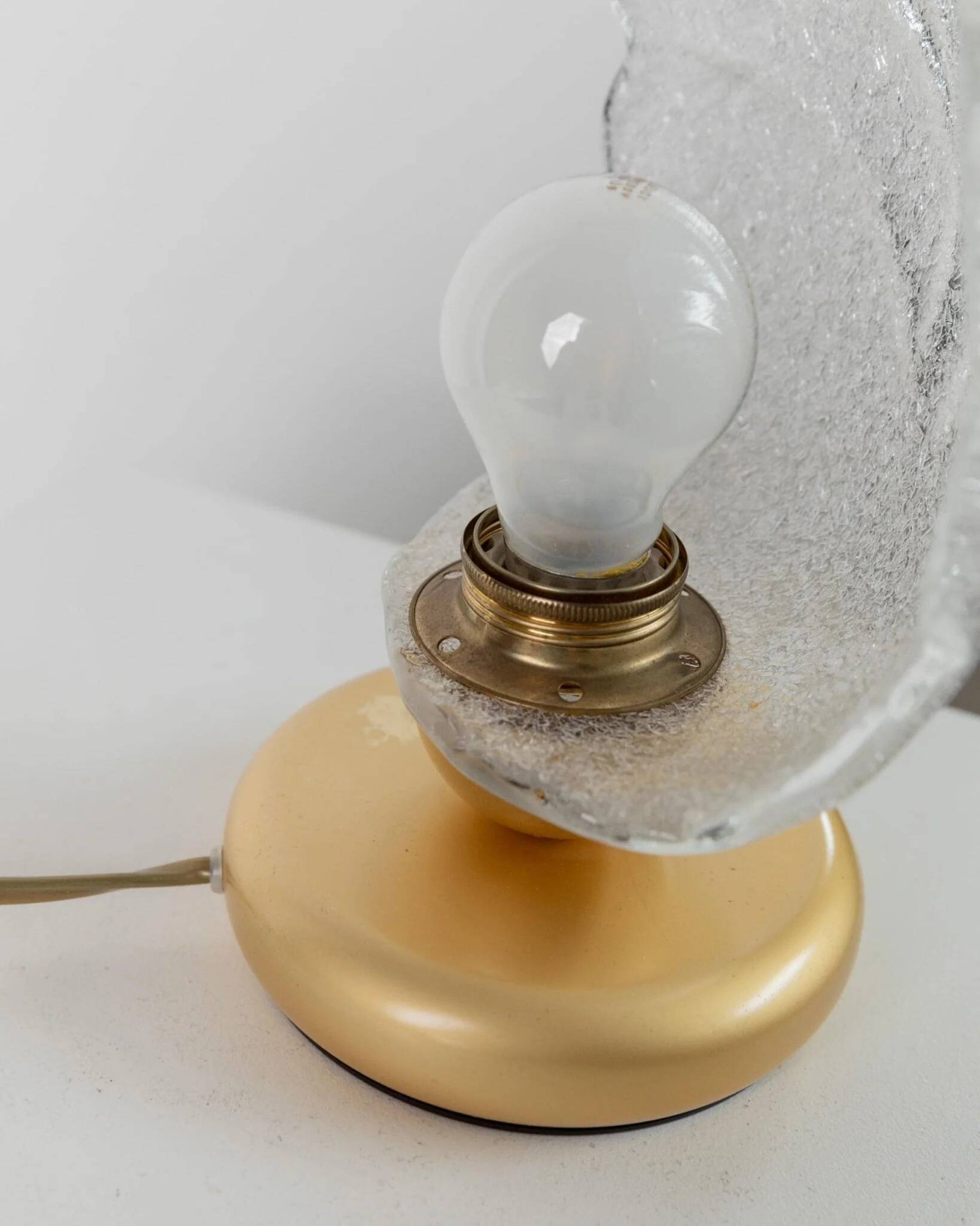Vintage Murano glass table lamp – leaf-shaped glass with a gold metal base – Italy 1980s