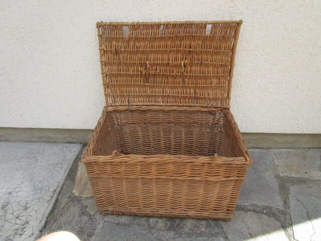 Basket with wicker lid