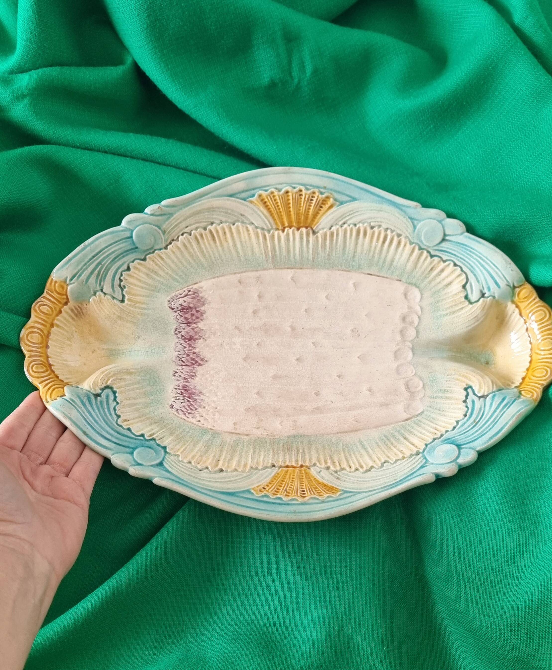 Rare and exquisite oval asparagus dish in Barbotine earthenware (majolica).