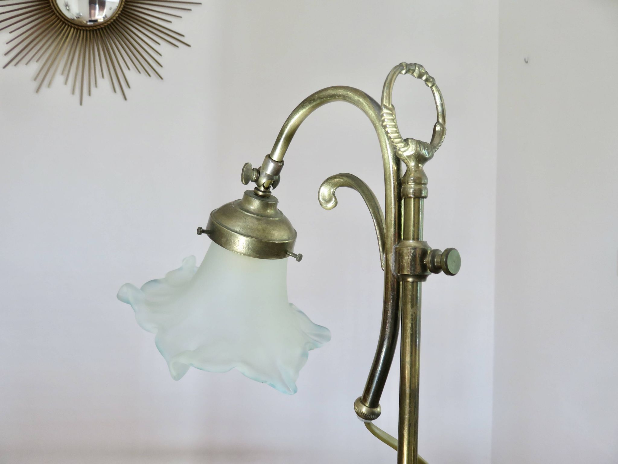 Art nouveau lamp in bronze and frosted glass tulip
