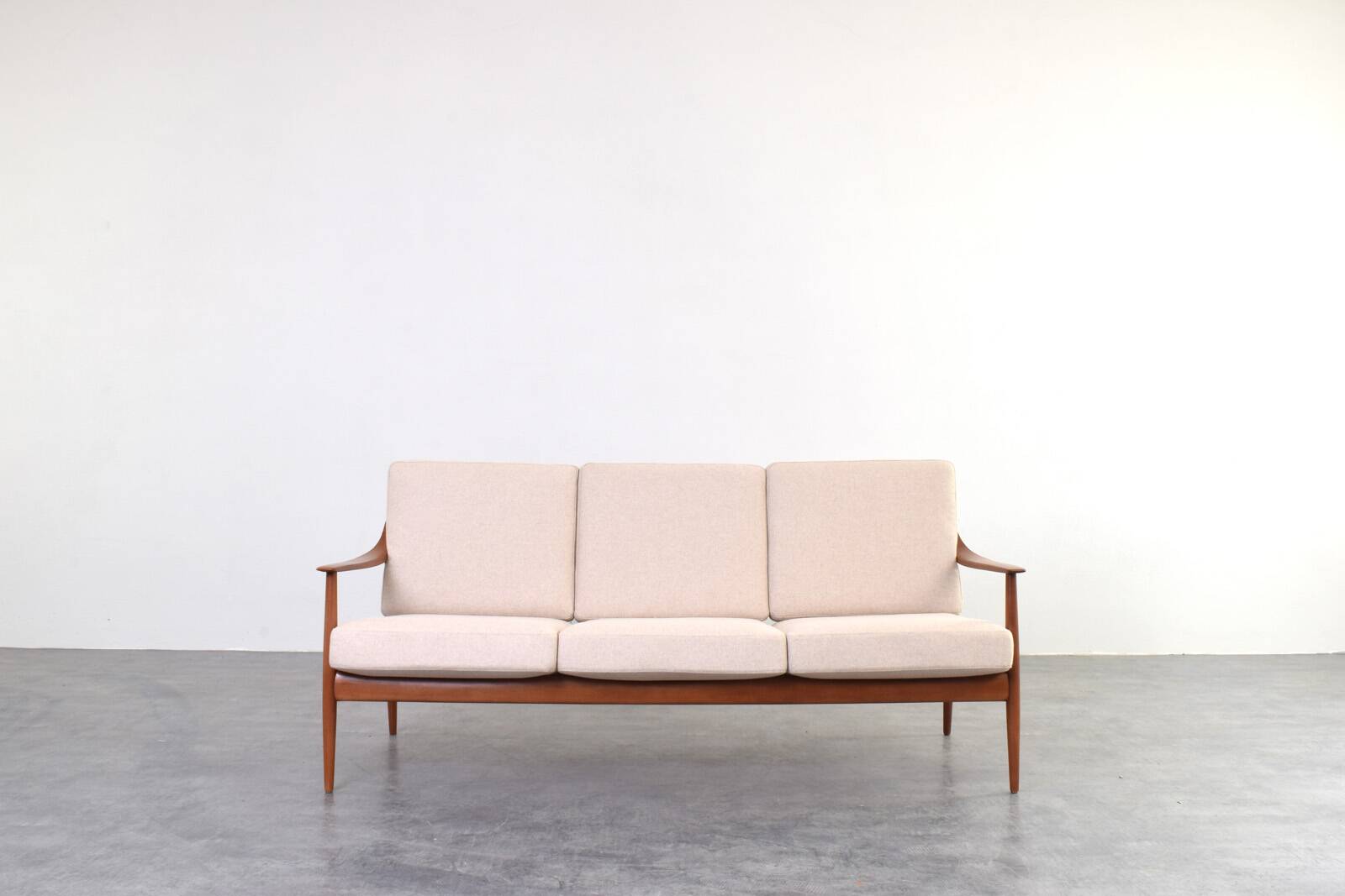 Mid-Century Teak Sofa from Knoll Antimott, 1960s.