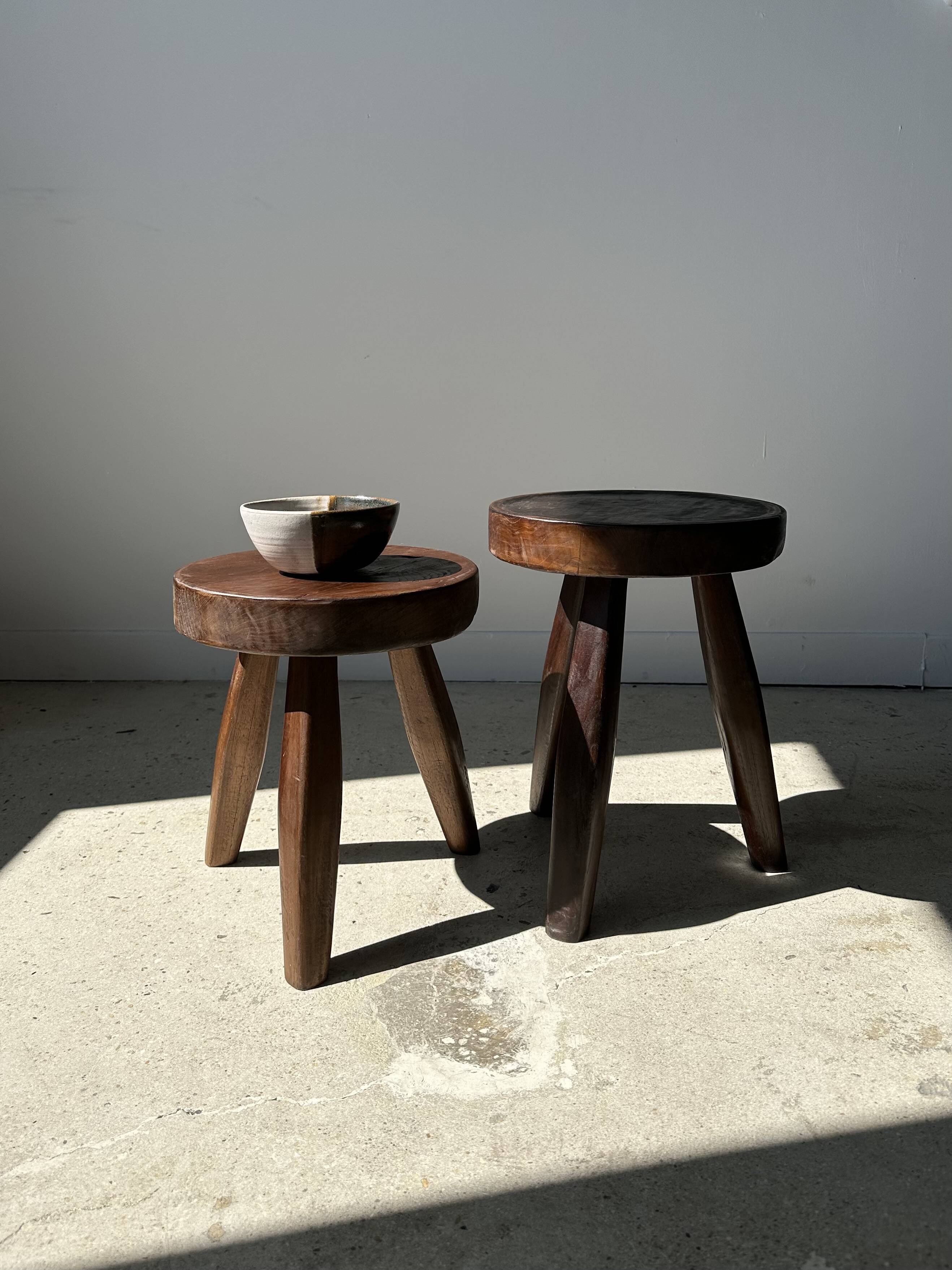 Low flat tripod stool in upcycled teak - Small tripod stool in solid brown wood with a circular seat.