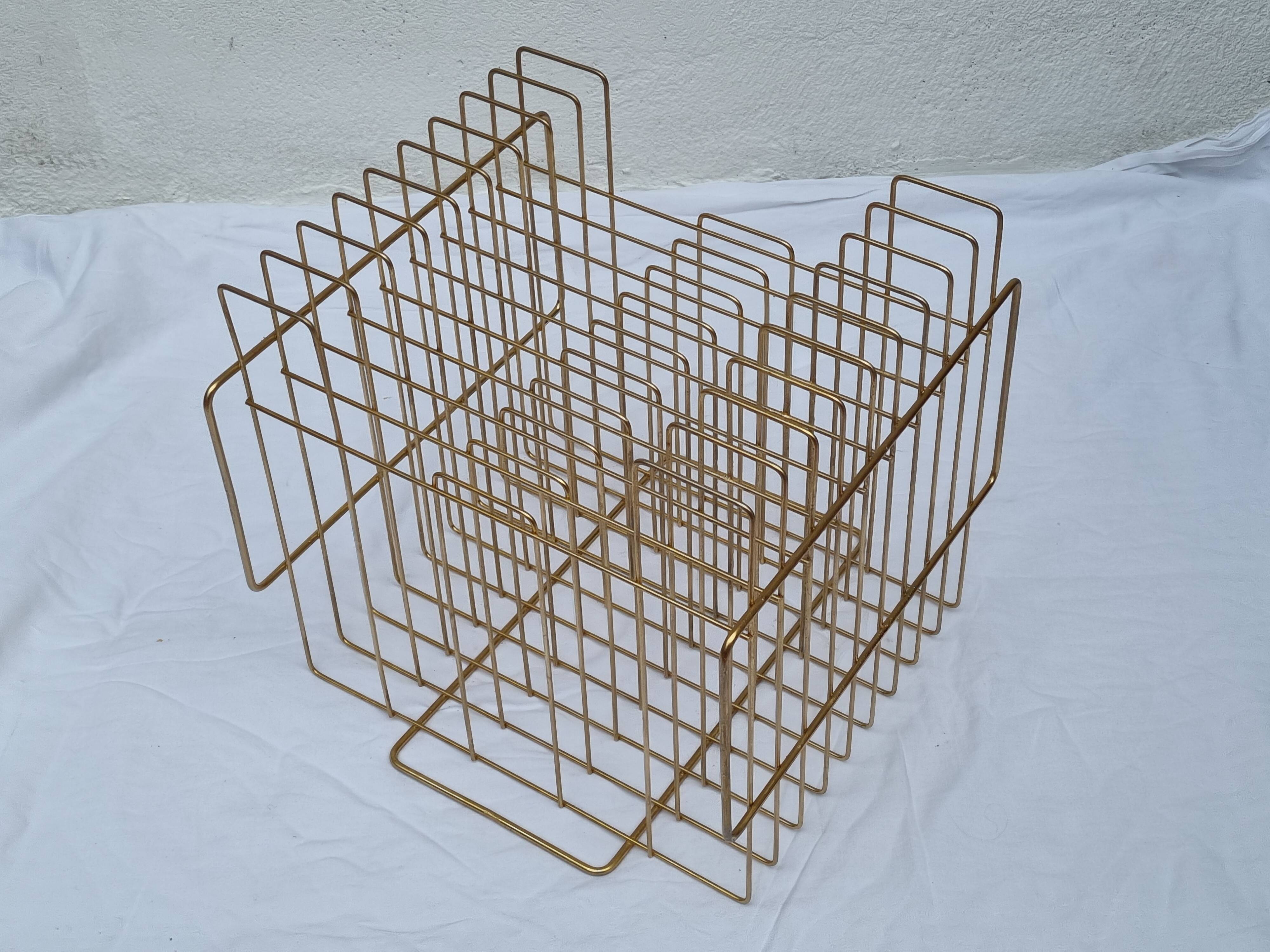 Vintage "wire" magazine rack in gold metal