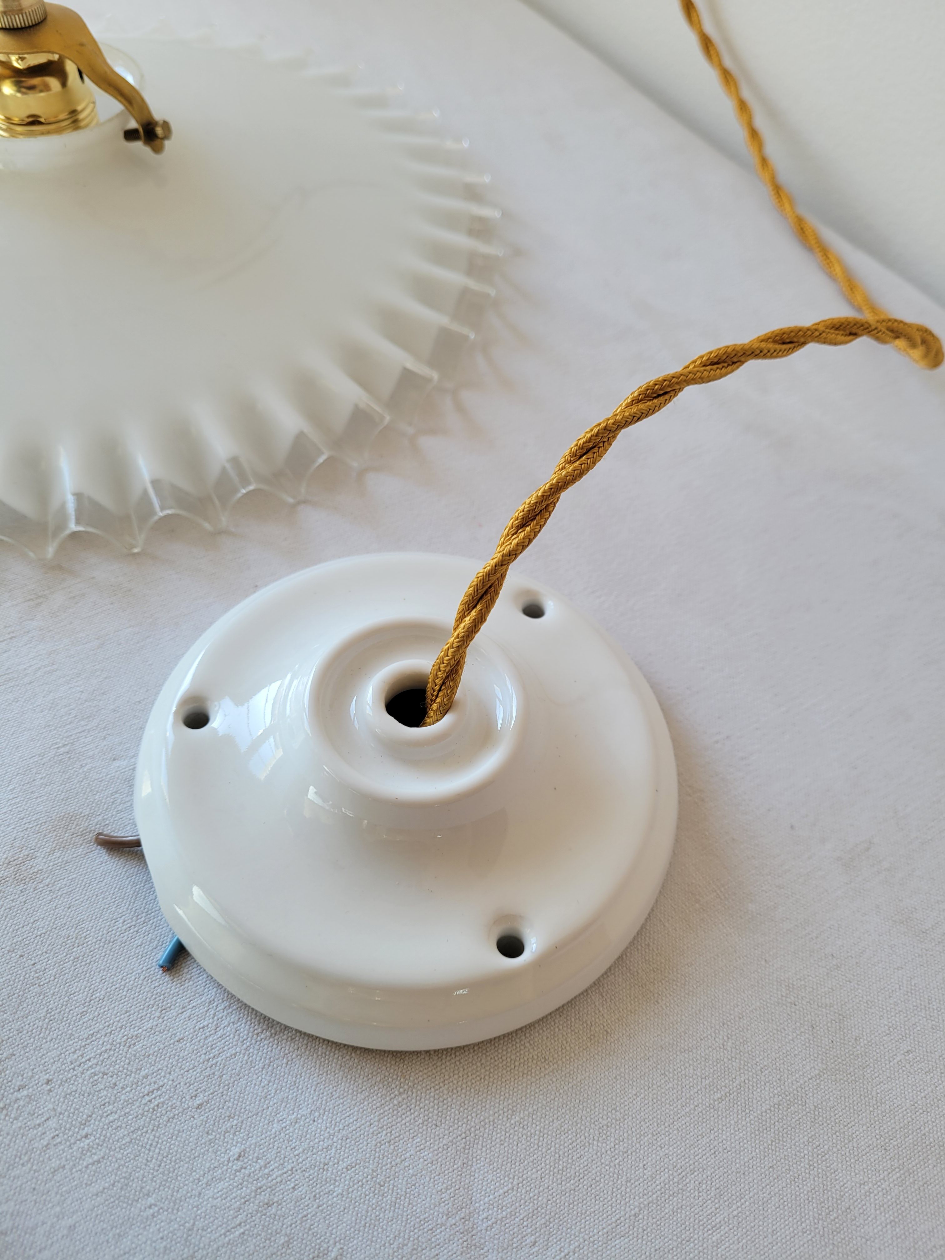 Serrated opaline suspension