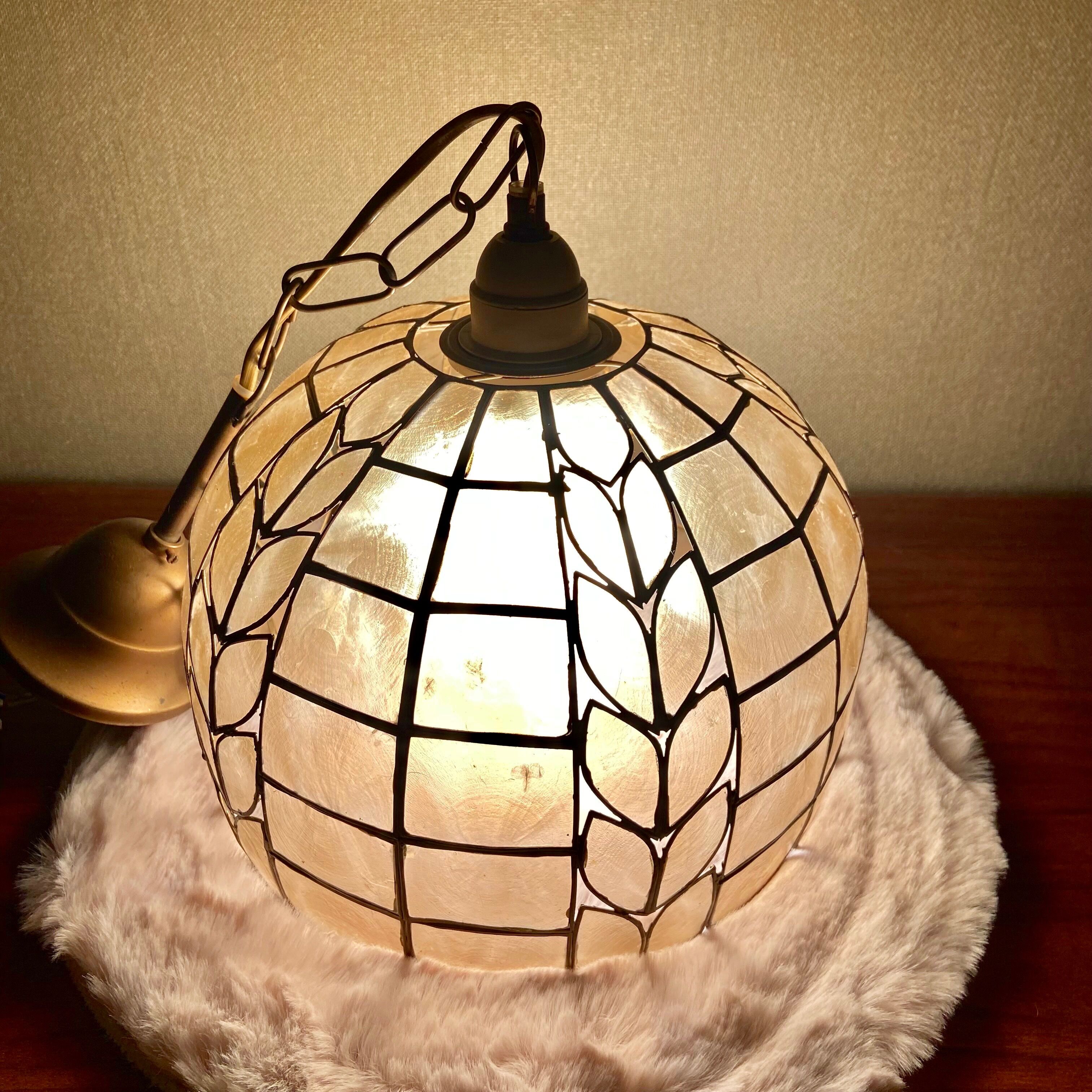 Mother-of-pearl and brass suspension