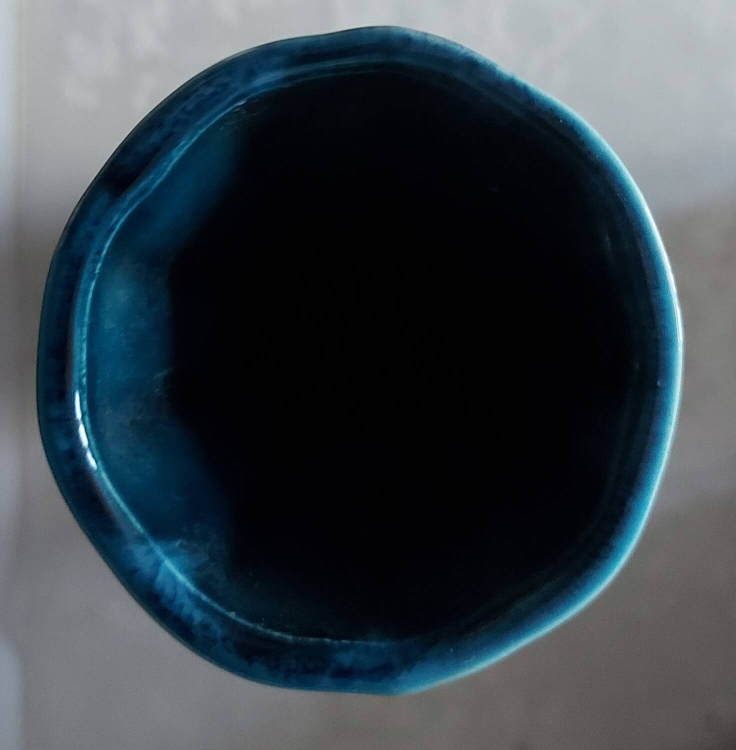 Slim single-flower vase in navy blue enamel