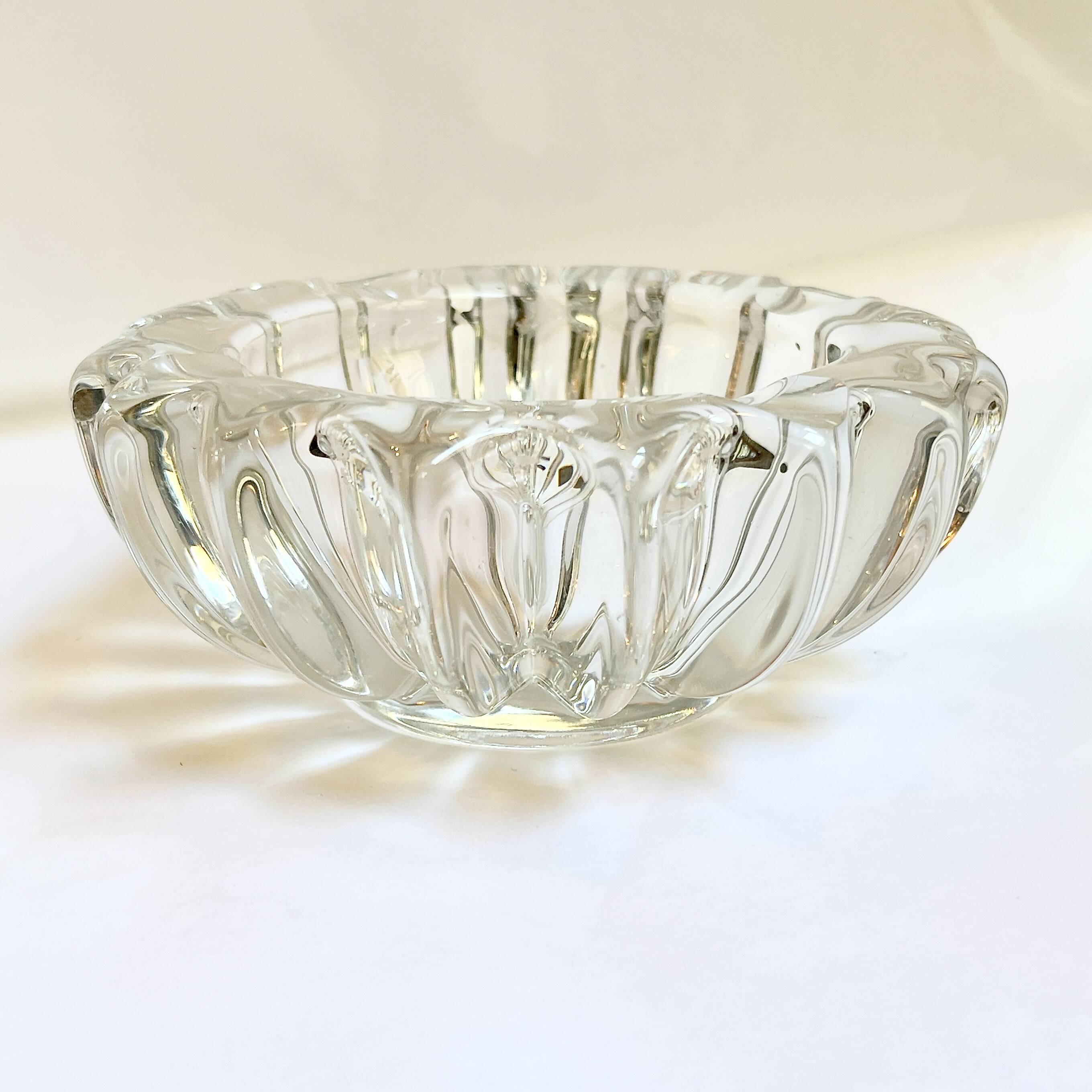 Art Deco molded glass ashtray by Pierre D'Avesn - Art Deco pocket emptier