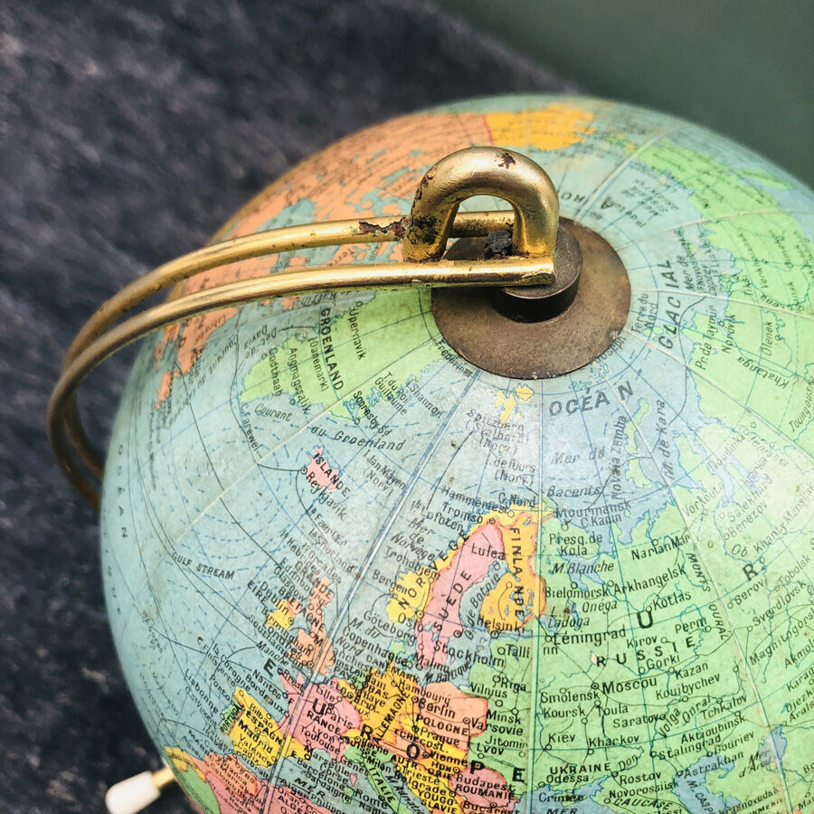 Globe terrestre lumineux ancien