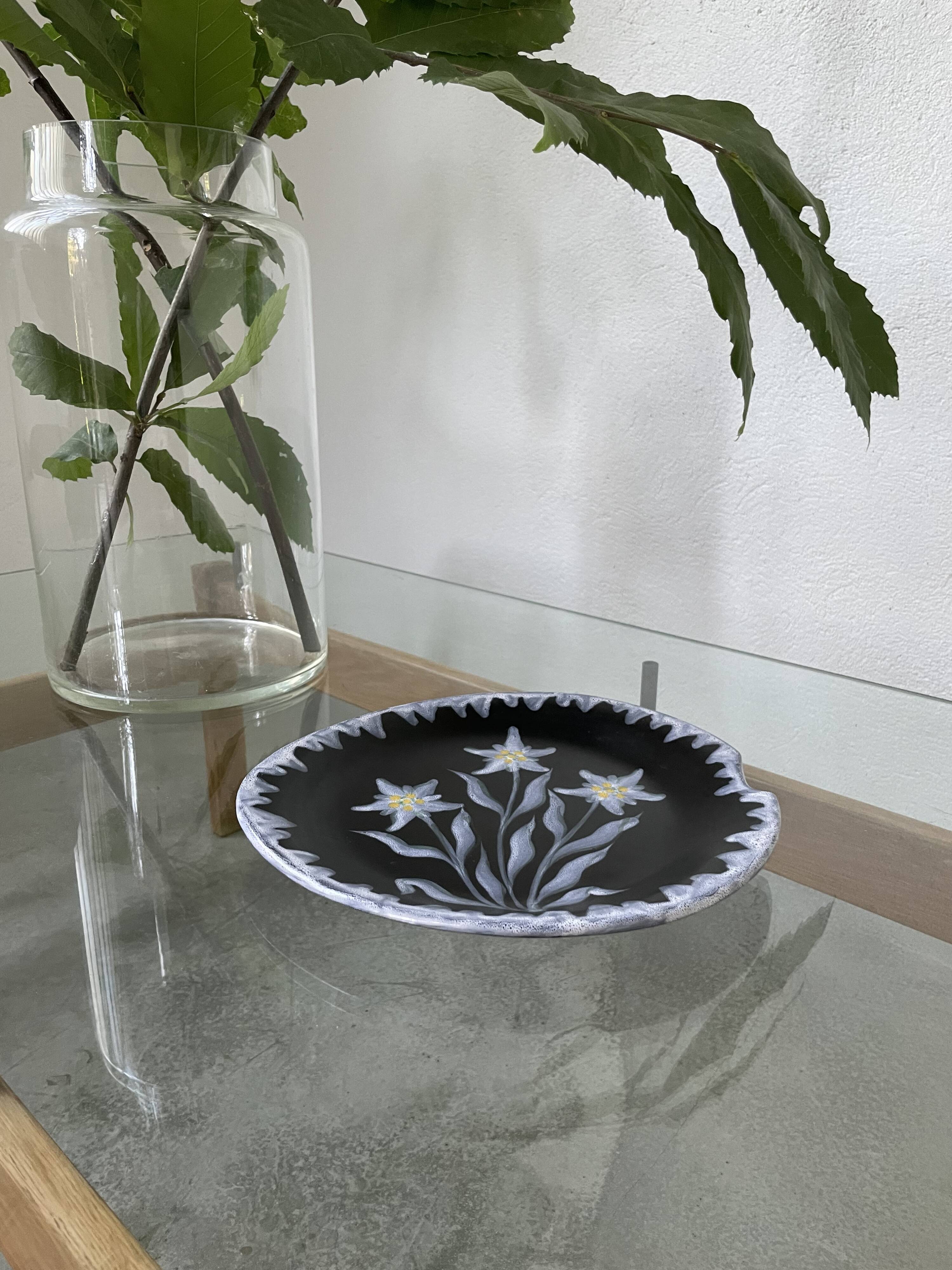 Assiette noire céramique années 60