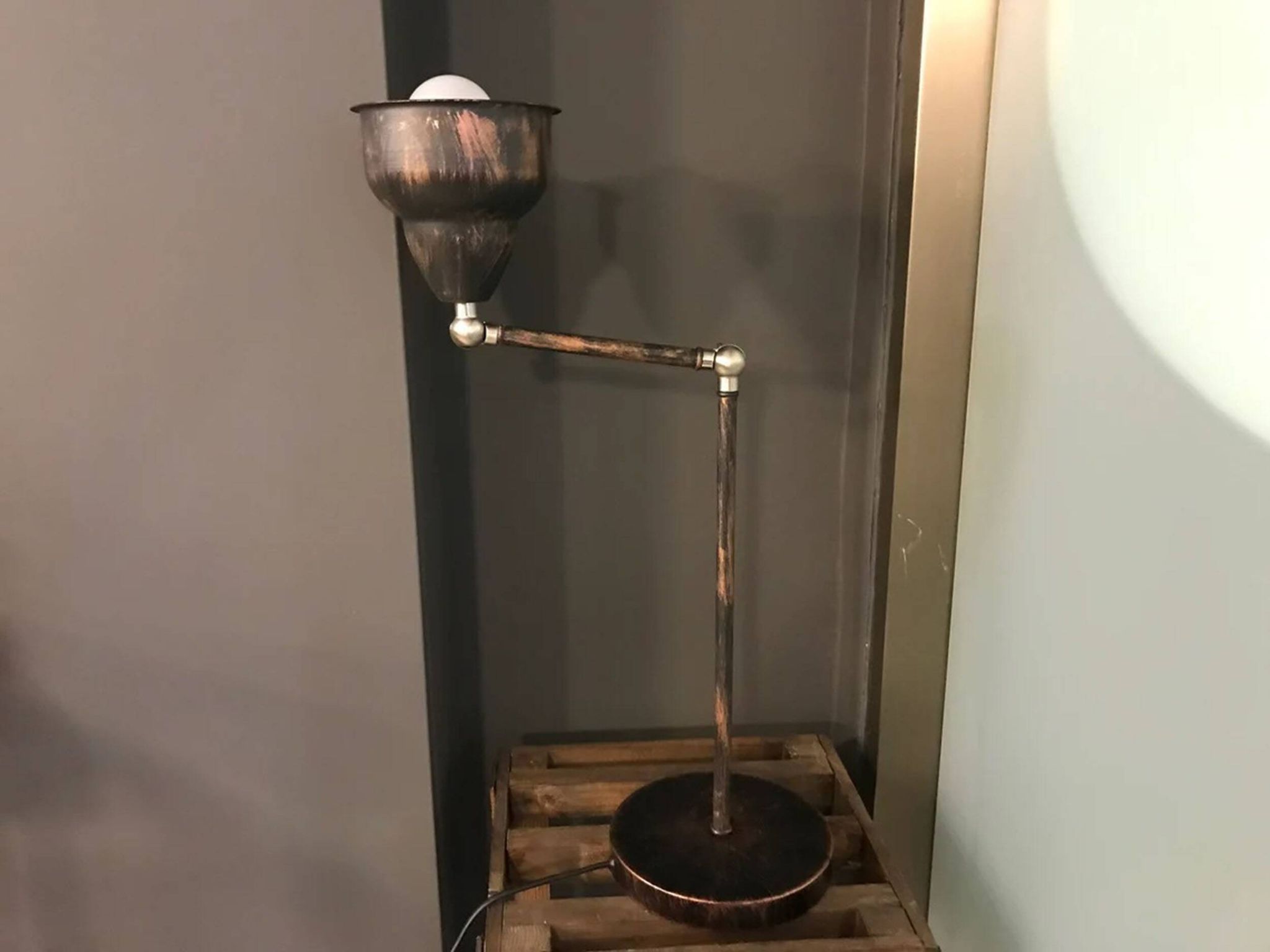 Lampe de bureau réglable en métal avec bras d'équilibre