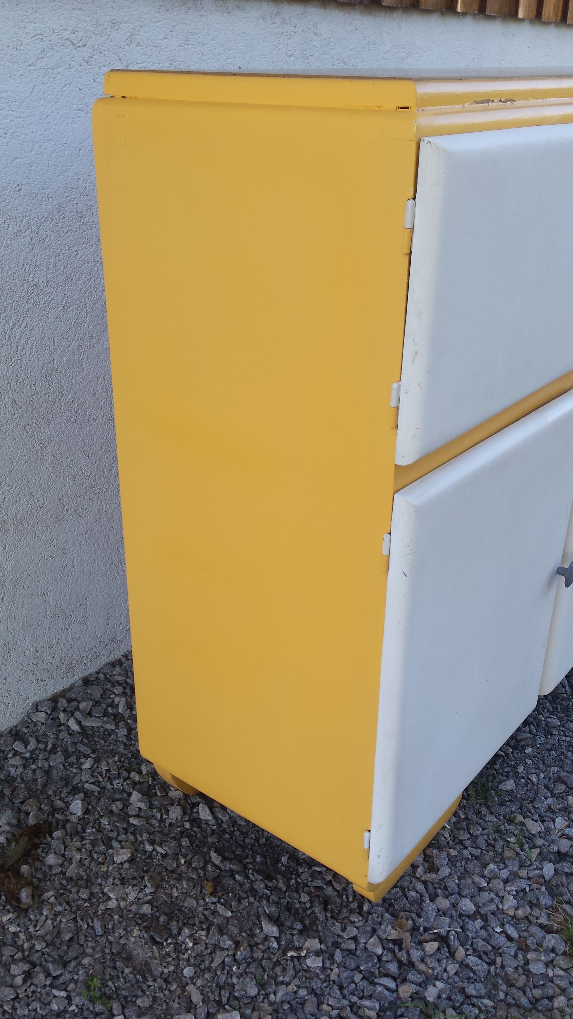 Buffet low yellow and white mado