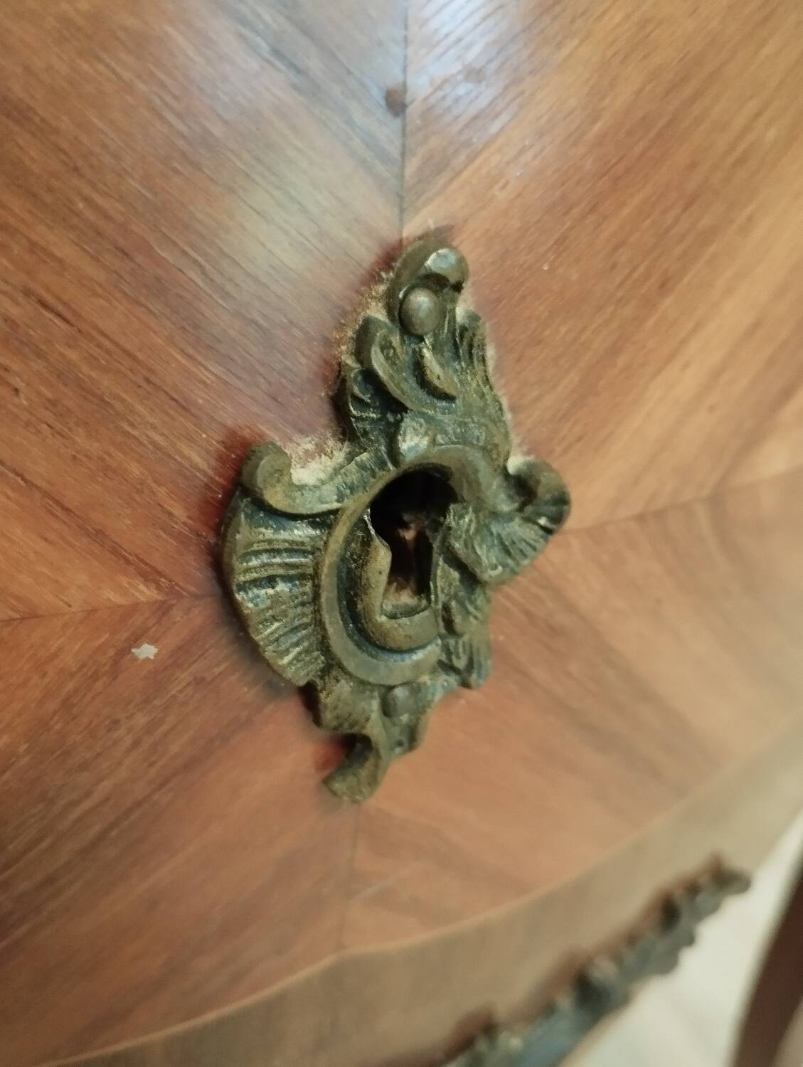 Louis XV style chest of drawers with marquetry sauteuse