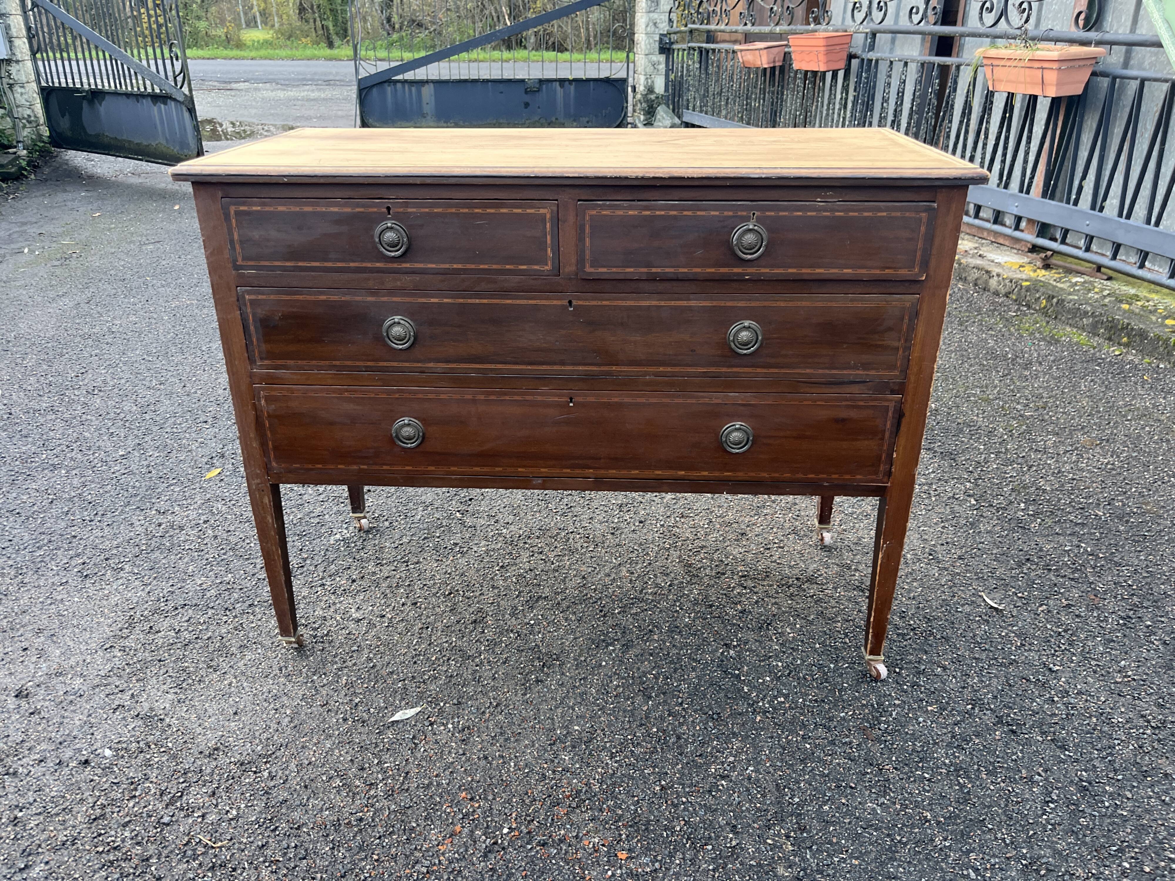 Commode Marqueterie de style Louis XVI à quatre tiroirs