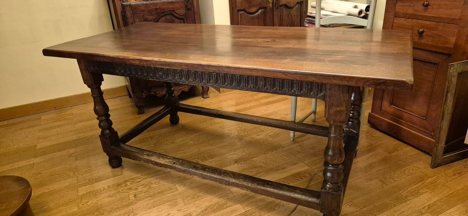 Table ancienne en bois naturel, style Louis XIII