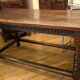 Table ancienne en bois naturel, style Louis XIII
