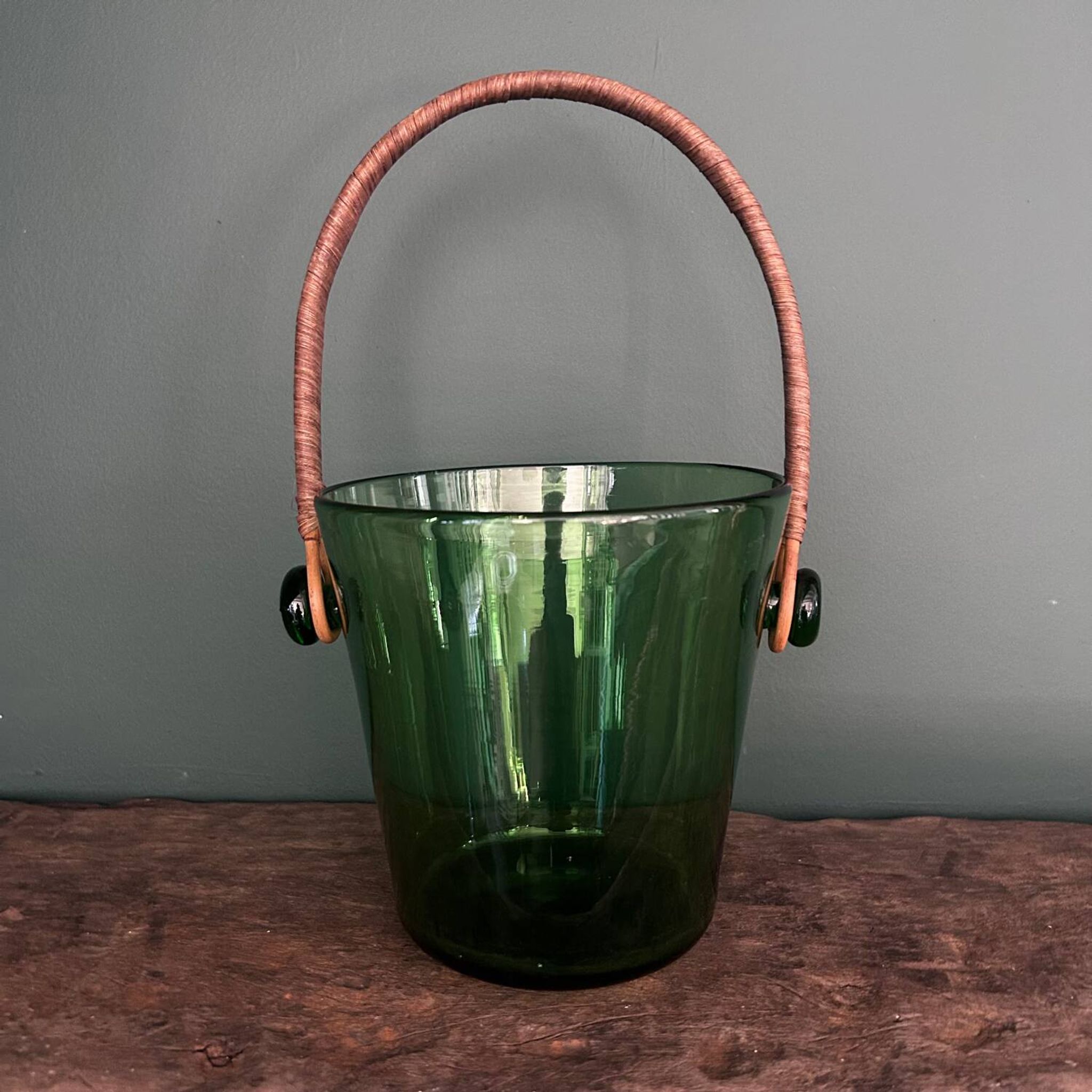 Seau à glace en verre vert et rotin