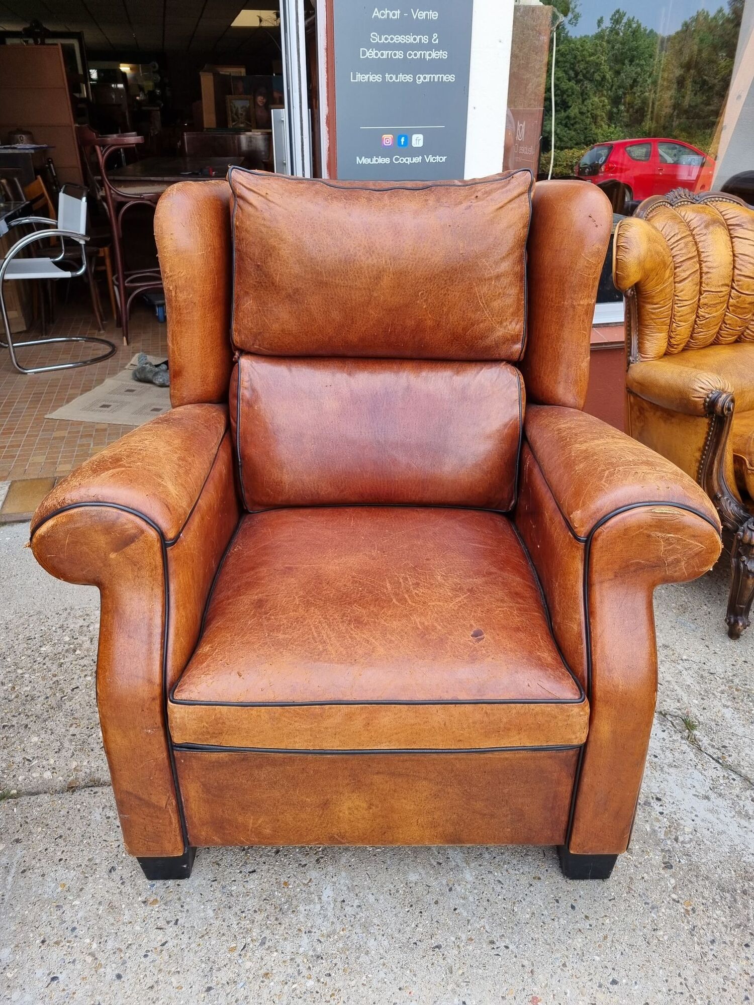 Paire de fauteuils club en cuir des années 1980