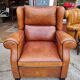 Paire de fauteuils club en cuir des années 1980