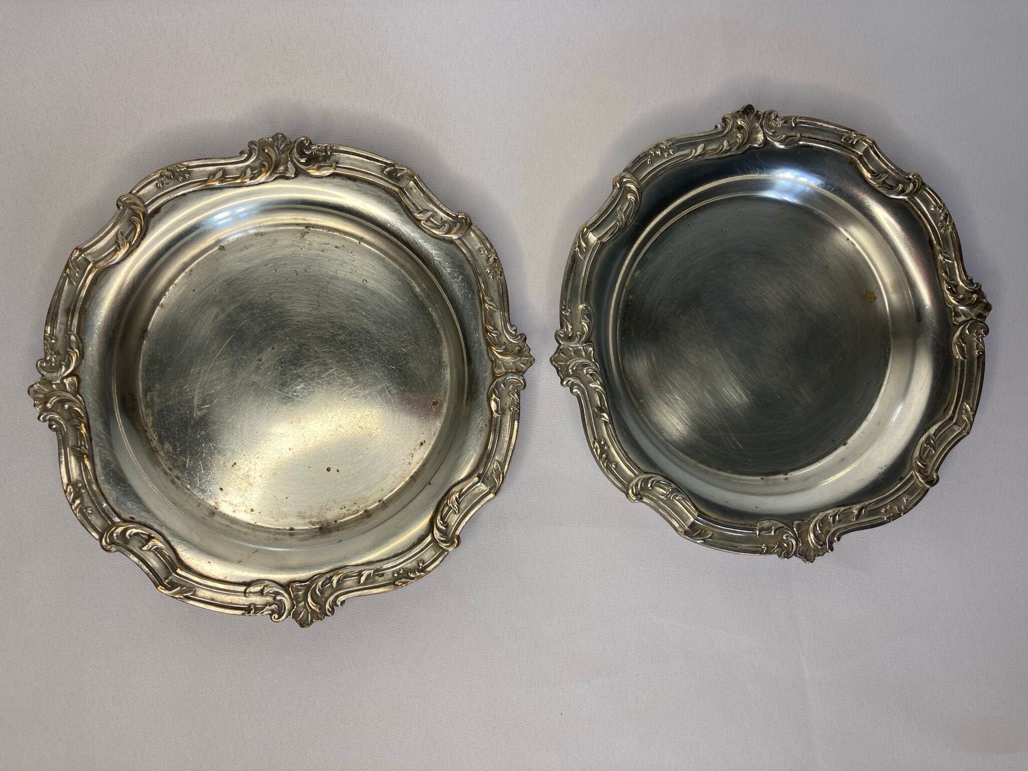Deux dessous de bouteille métal argenté rocaille début XXème