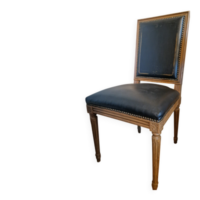Chaise ancienne de style Louis XVI en bois massif et cuir patiné