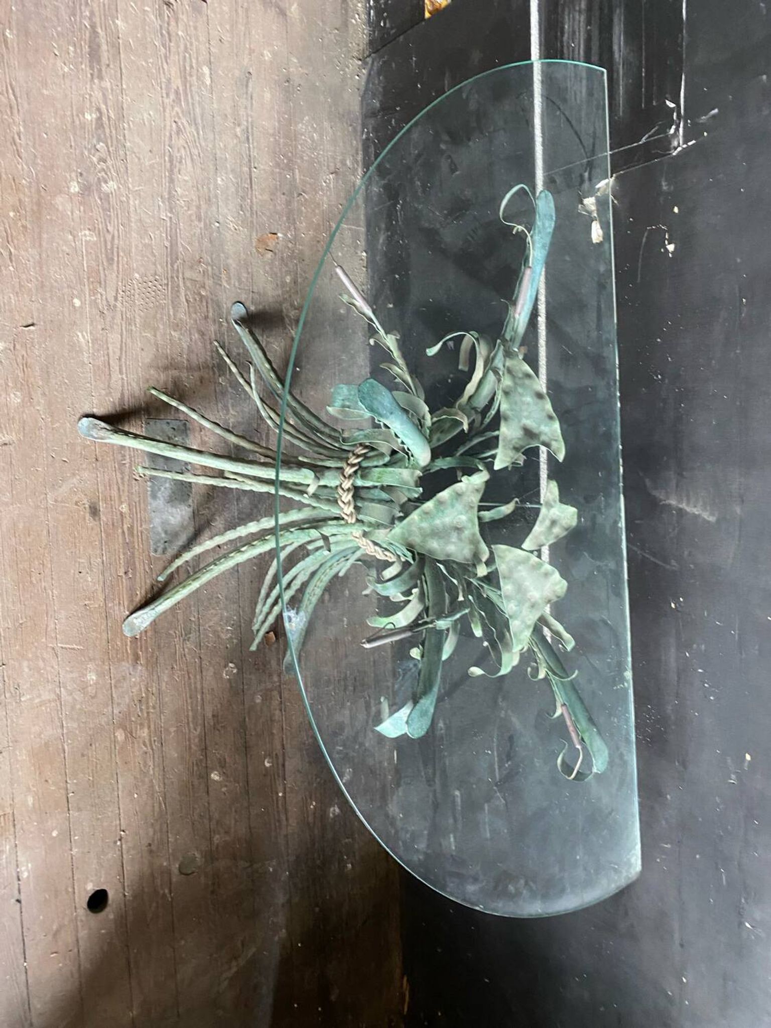 Vintage console in patinated metal with reed leaves.