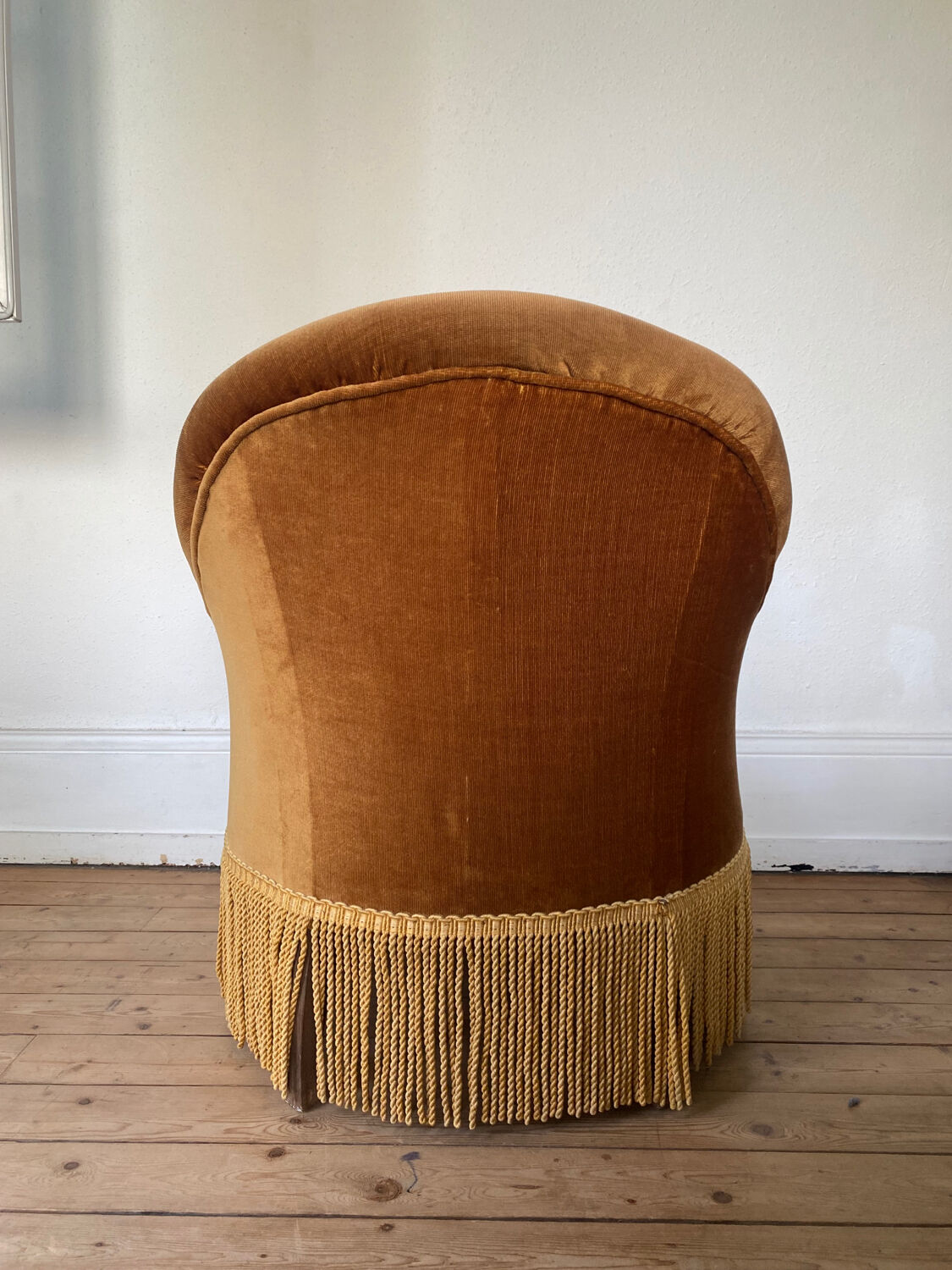 Toad armchair in golden velvet