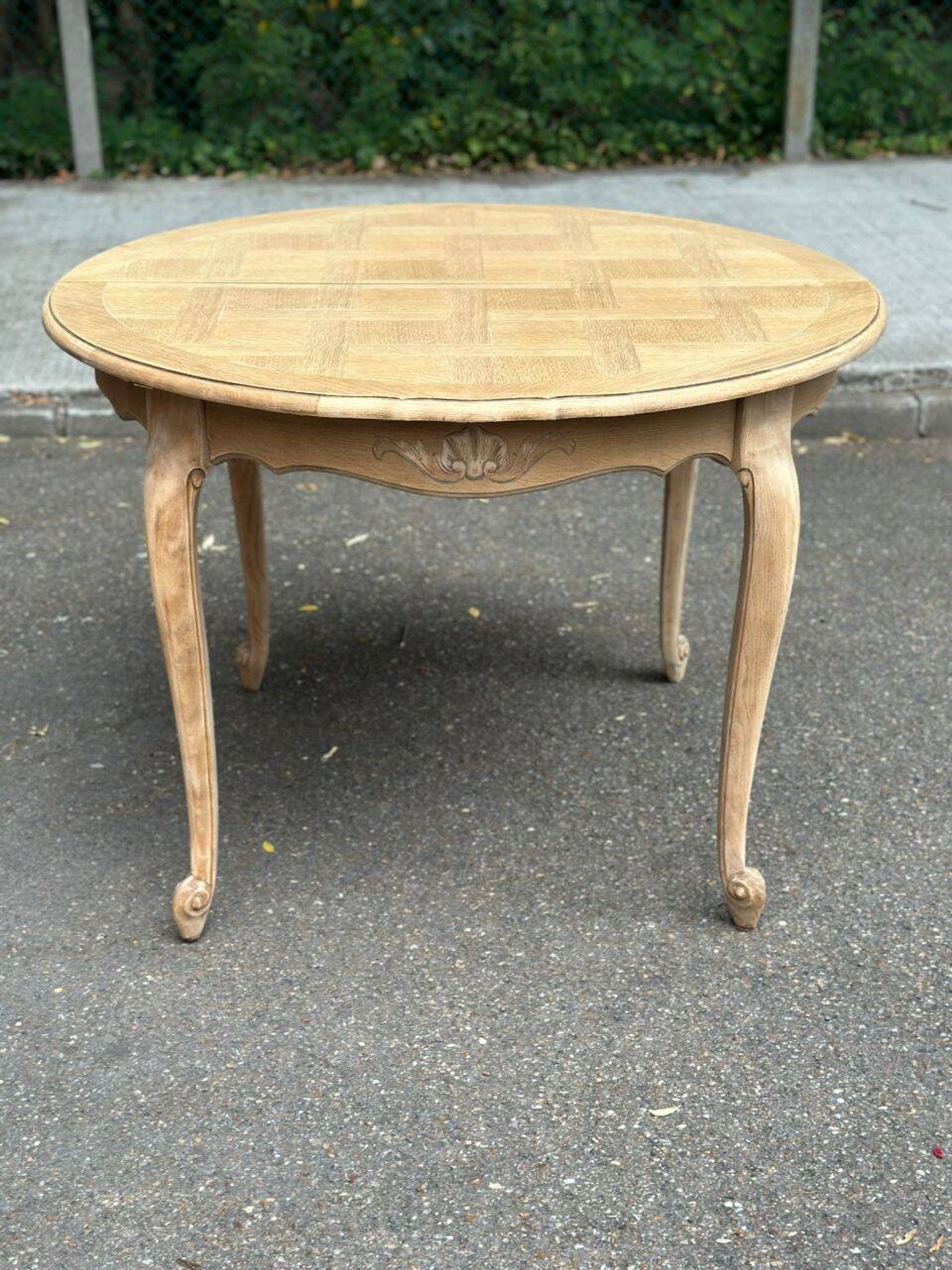 Table de repas ronde, ovale extensible en chêne poncé